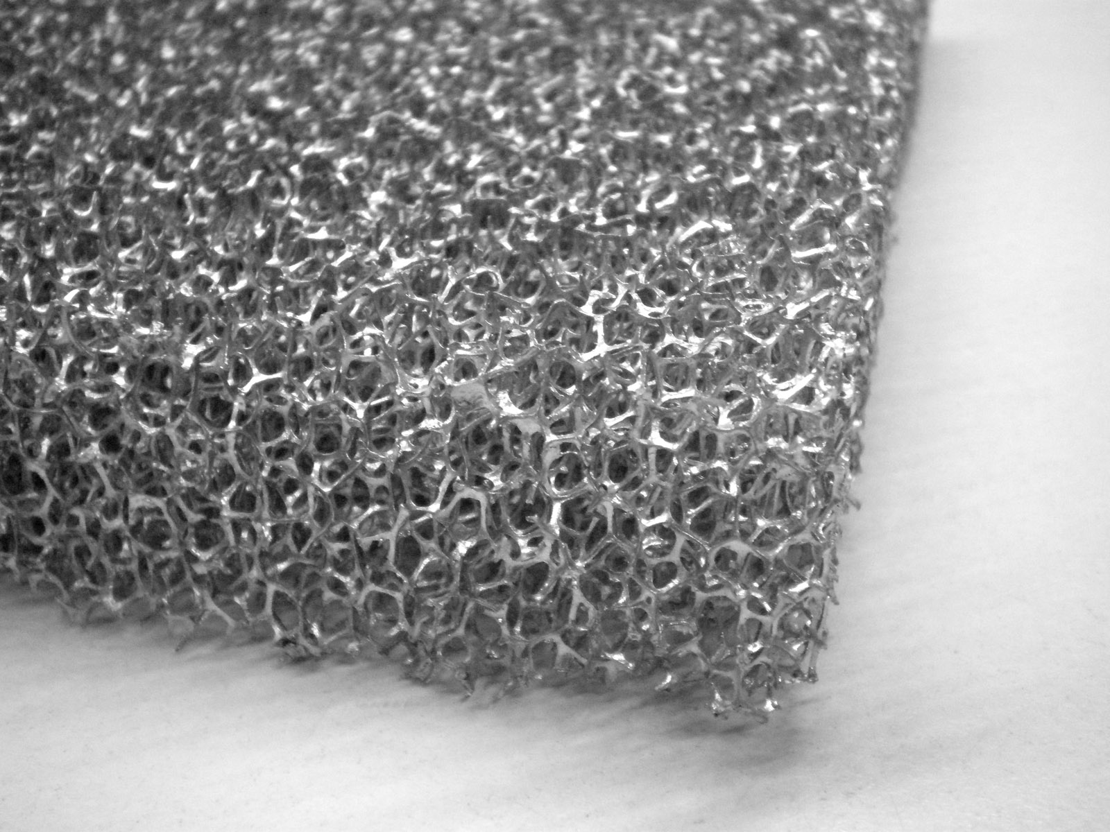 The metal sponge is manufactured in a casting process.