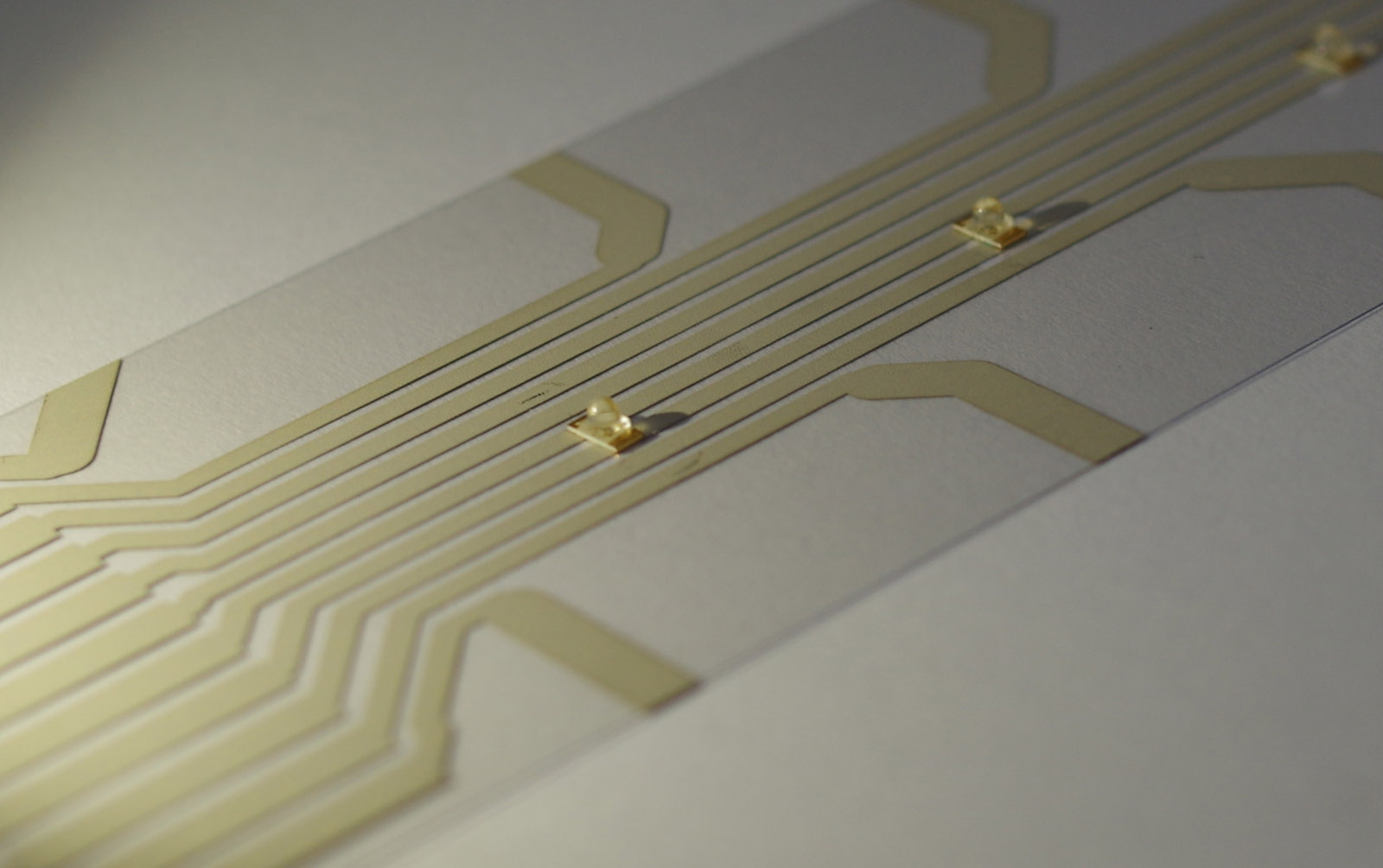 The Fraunhofer ENAS manufactures printed circuit boards in screen printing on a flexible plastic film. The tracks transmit electrical impulses – for example, to make LEDs glow.