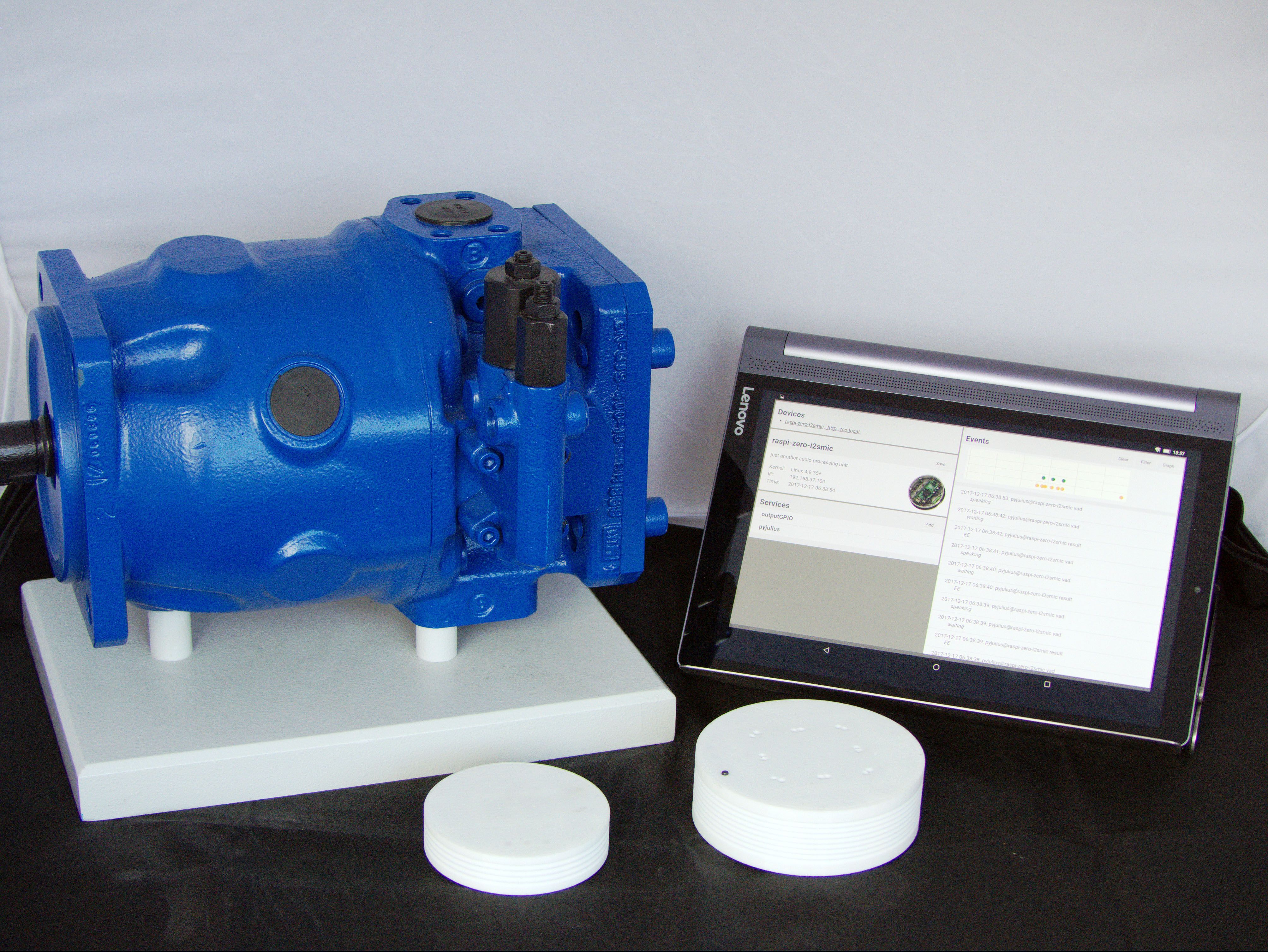 Demonstrator Hanover Trade Fair: configured wireless sensor nodes (in the foreground) send status messages of the axial piston pump (left) to a tablet.
