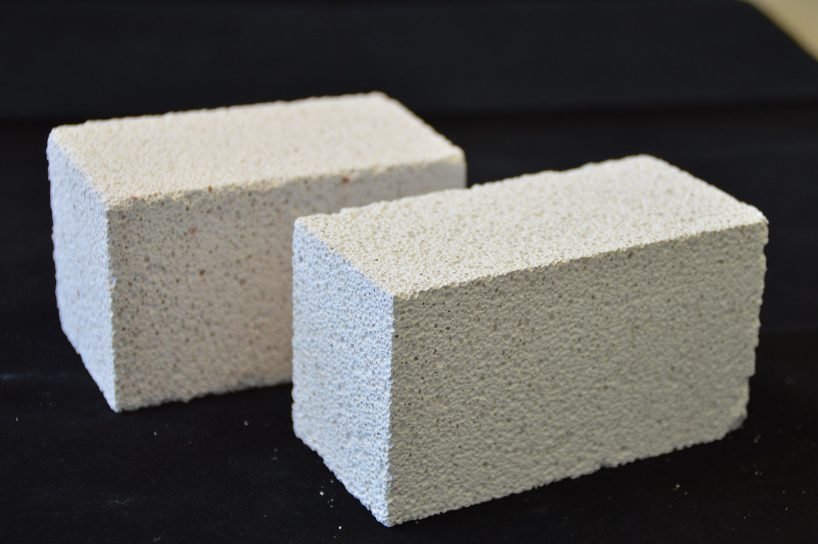 Aerated concrete made of brick (rear); aerated concrete made of sand-lime stones (front).