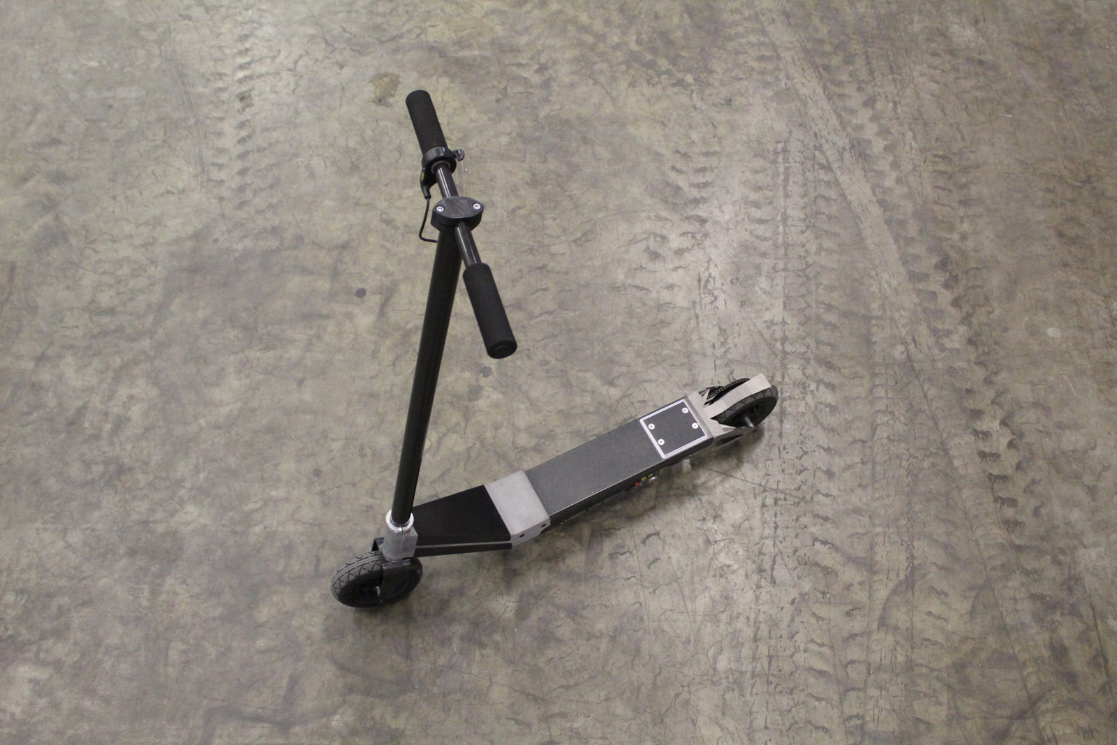 Hybrid metal and carbon fiber reinforced plastic e-scooter
