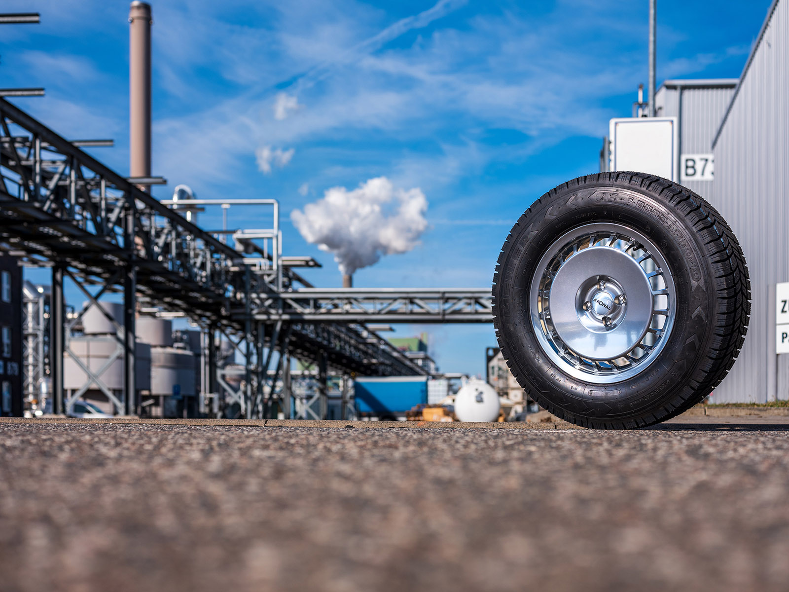 Initial testing of tires made from the nature-identical, biomimetic synthetic rubber BISYKA shows that they achieve around 30 to 50 percent less abrasion compared to natural rubber tires.