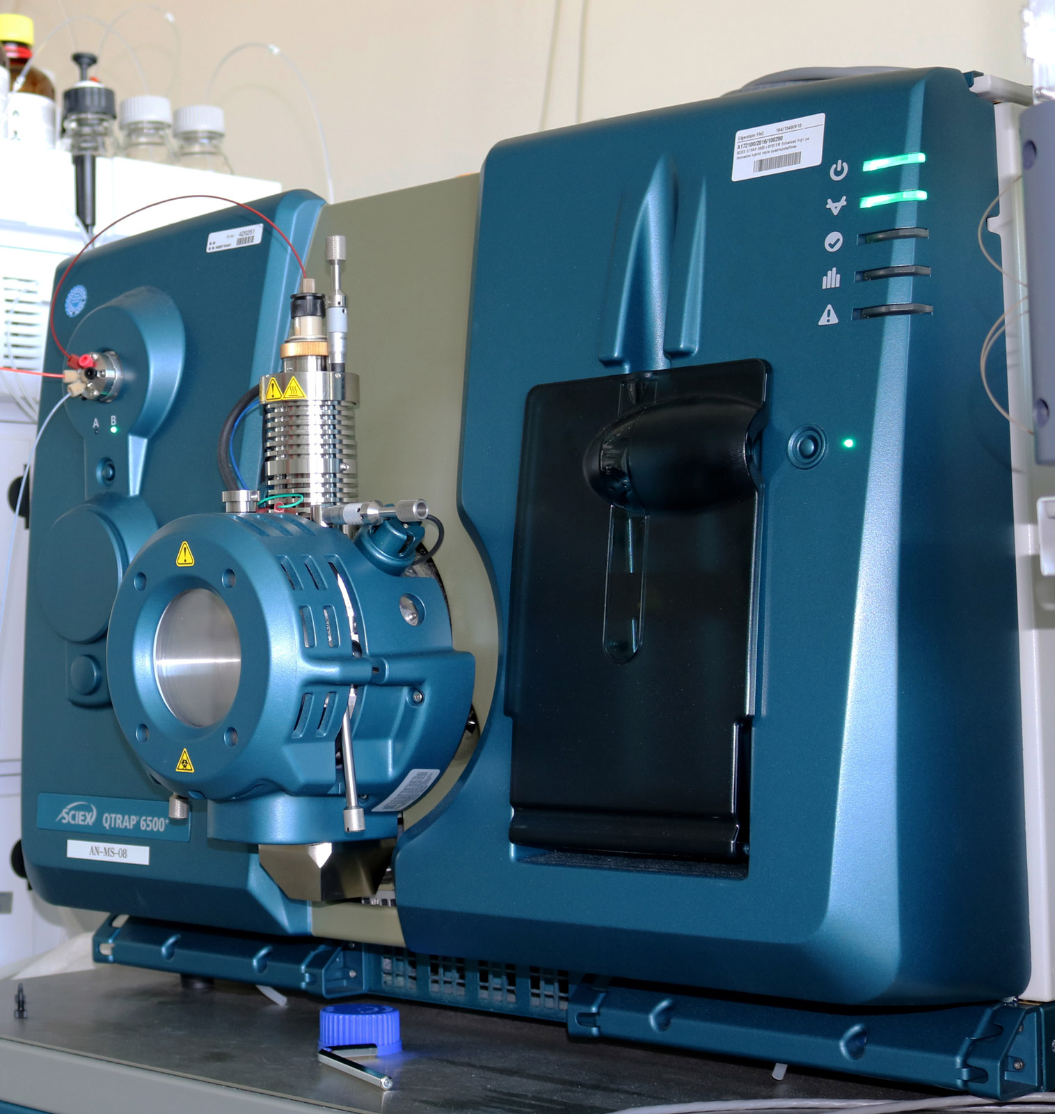 The tandem mass spectrometer is used to separate various substances in tear fluid and determine their concentration.