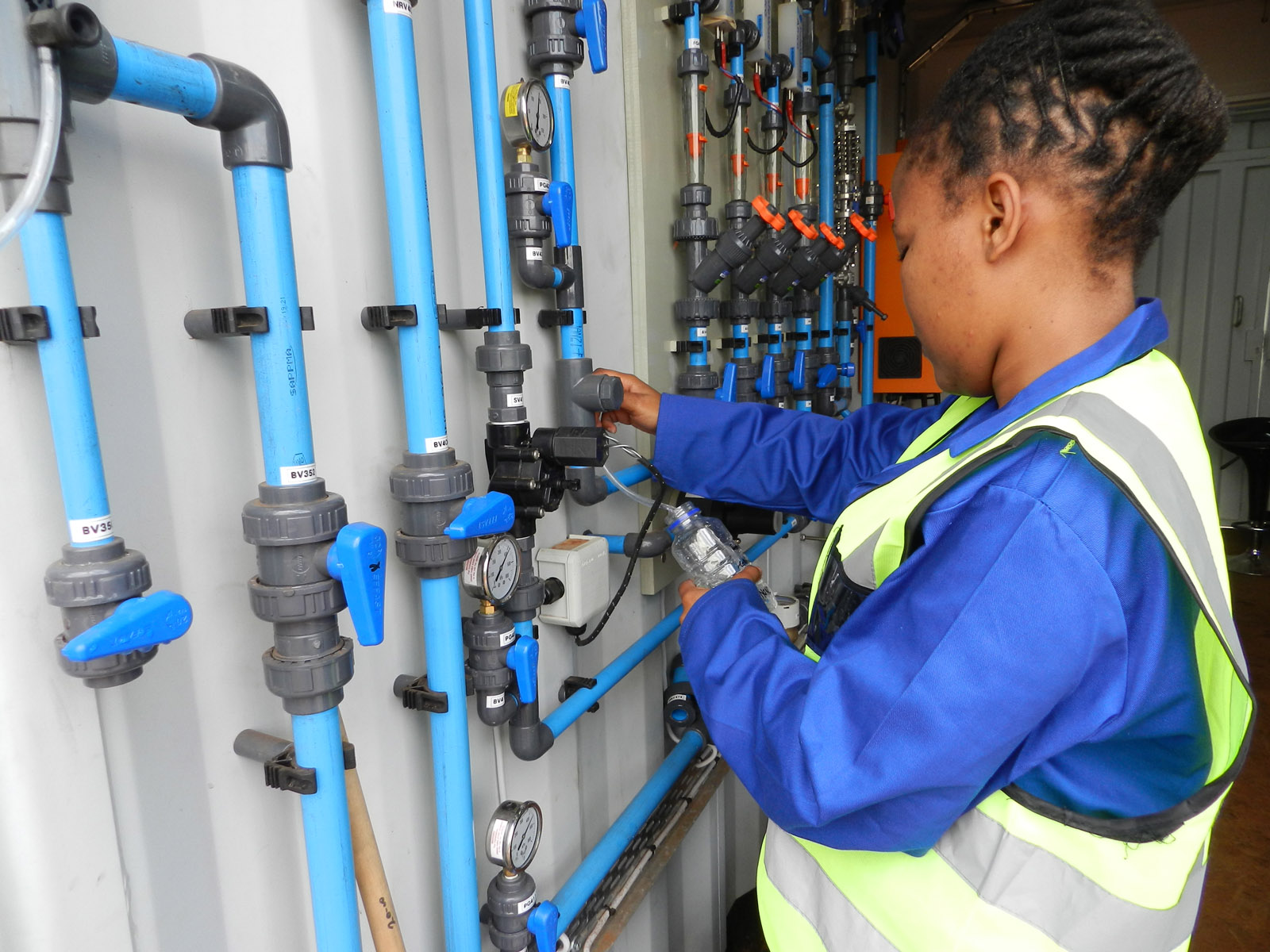 Extracting a water sample in a demonstrator.       