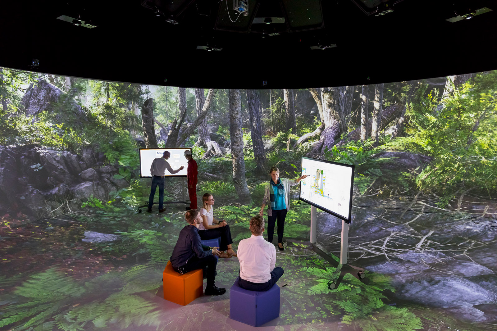 The Elbedome provides space sufficient for a team of industrial planners or can be used as a marketing tool that enables as many as thirty visitors to experience virtual environments at the same time.