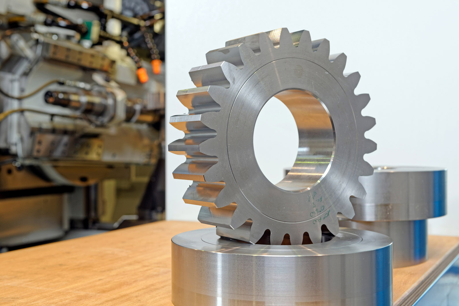Fraunhofer employees have established an international network with experts from Sweden. Together, they are researching Industrie 4.0 solutions for connected, adaptive production based on the example of gear manufacturing.
