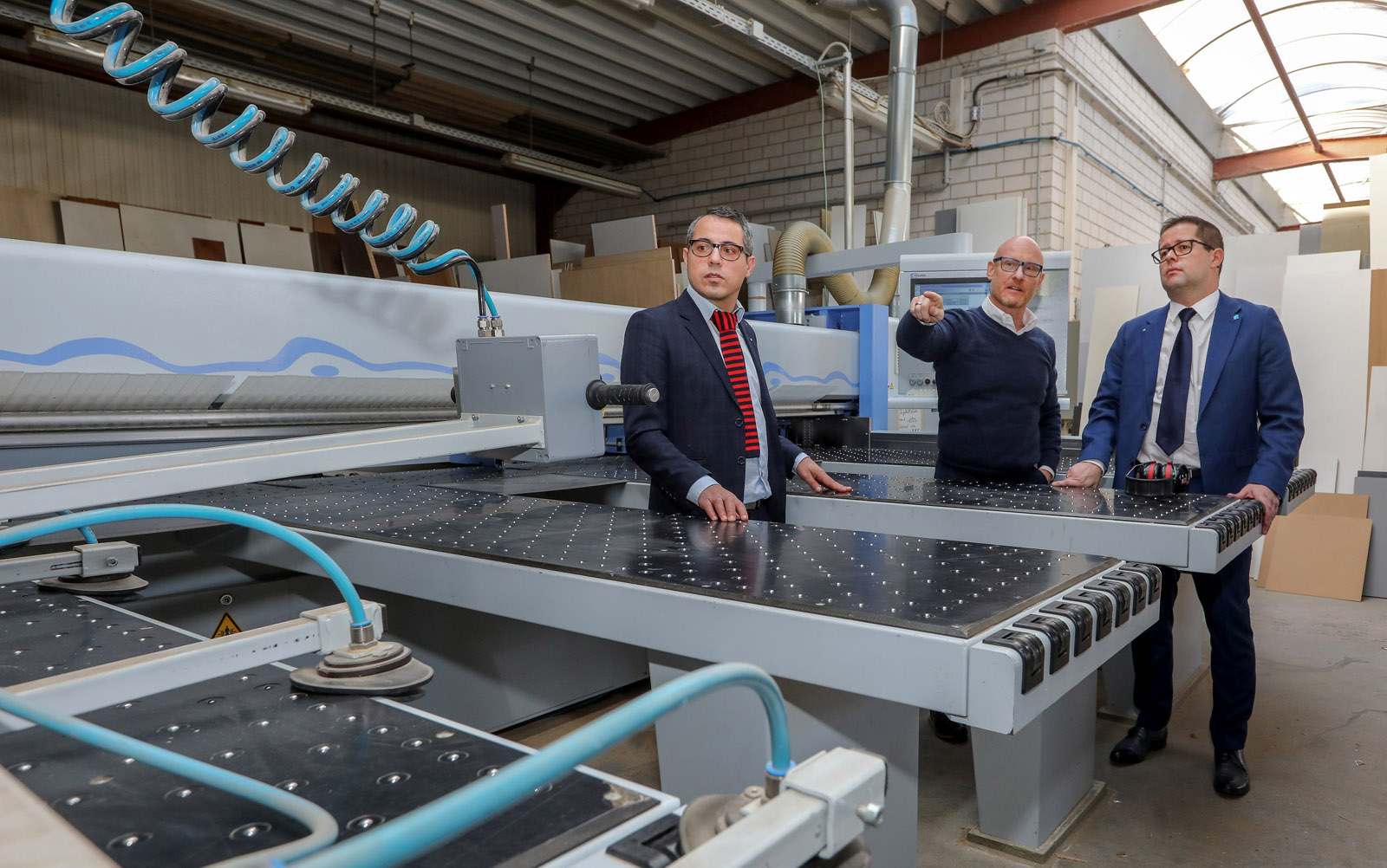 Dr. Pio Lombardi, Fraunhofer IFF, Timo Hesse, CEO of aRTE Möbel GmbH, and Prof. Przemyslaw Komarnicki, Magdeburg- Stendal University of Applied Sciences (l. to r.), are exploring how a dynamic energy management system can be incorporated in the everyday business routine together in the RELflex project.