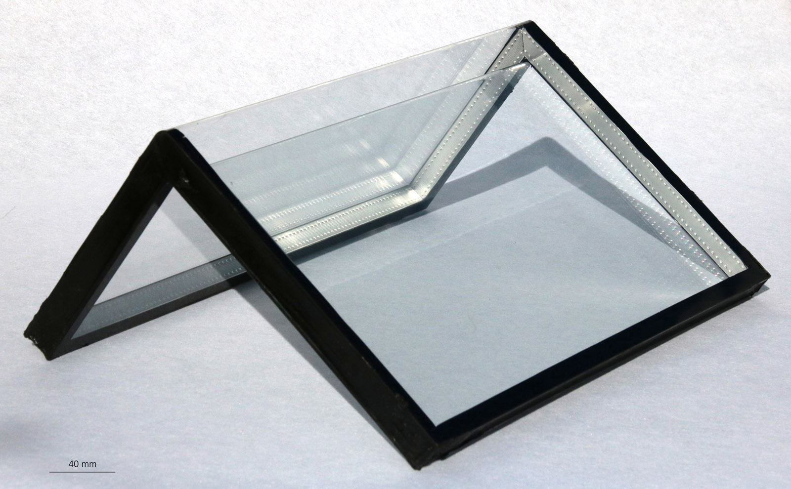 A double-glazed corner element produced with the new glass-bending process.