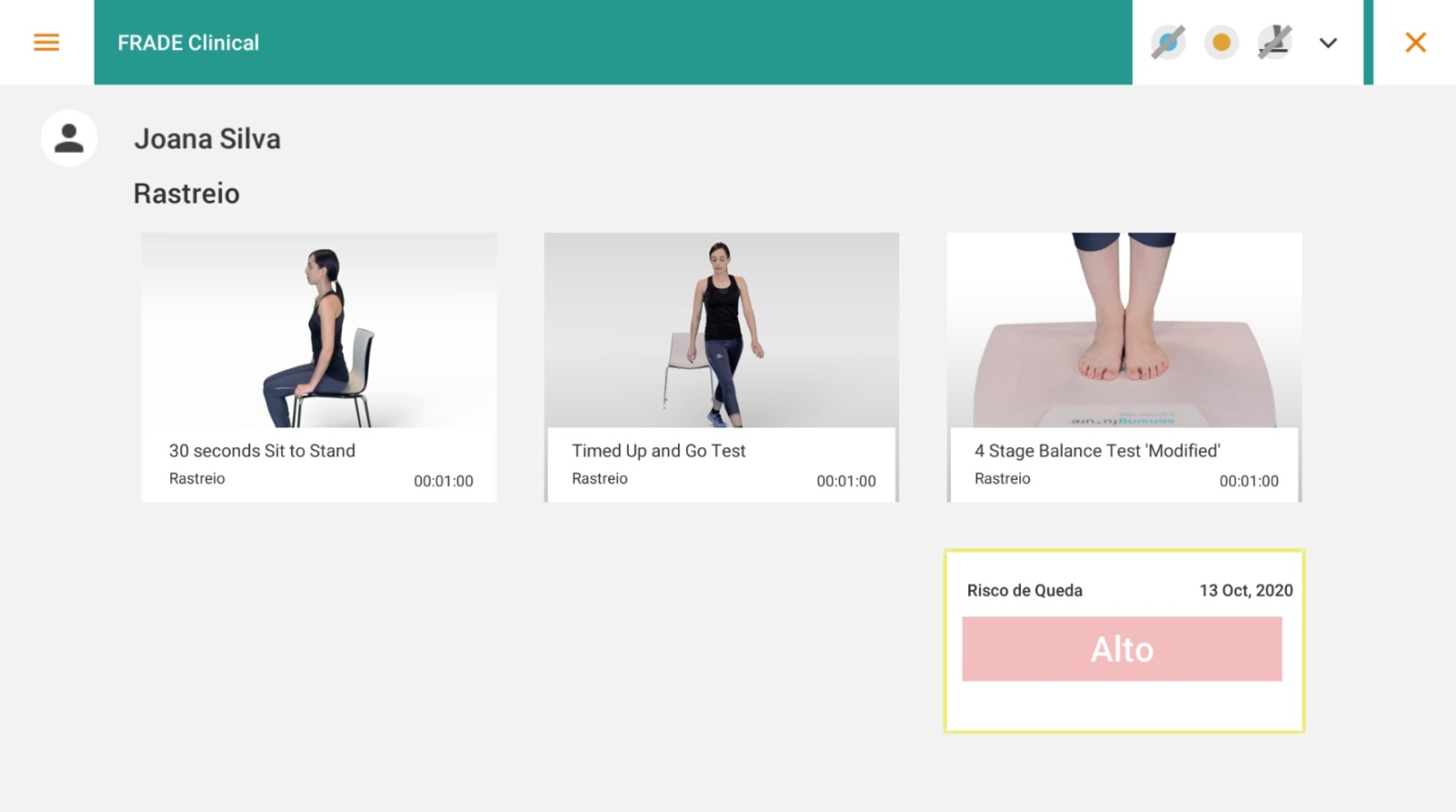 The software shows the tests used to determine the risk of falling. The person wears the move-ment sensor and uses the pressure-sensitive mat. The results appear in the lower right-hand corner. In this case, the risk of falling is “alto,” which is high.