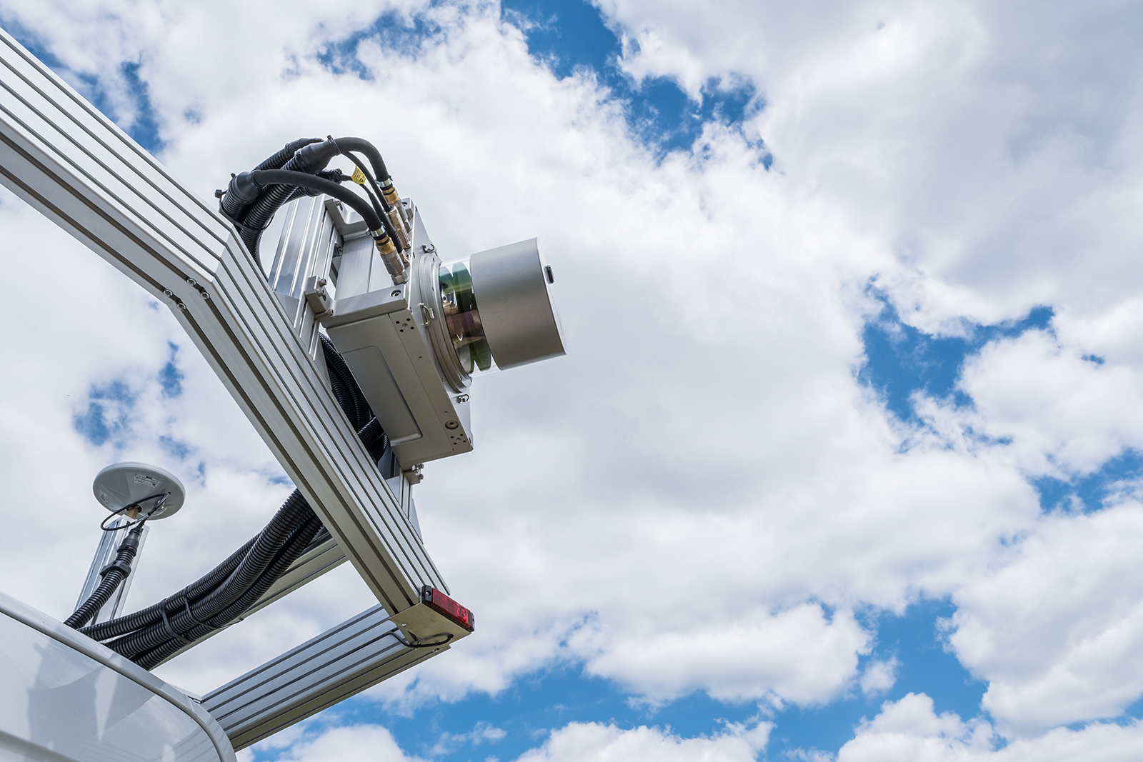 3D laser scanner contained in a housing and mounted on the roof of a vehicle.