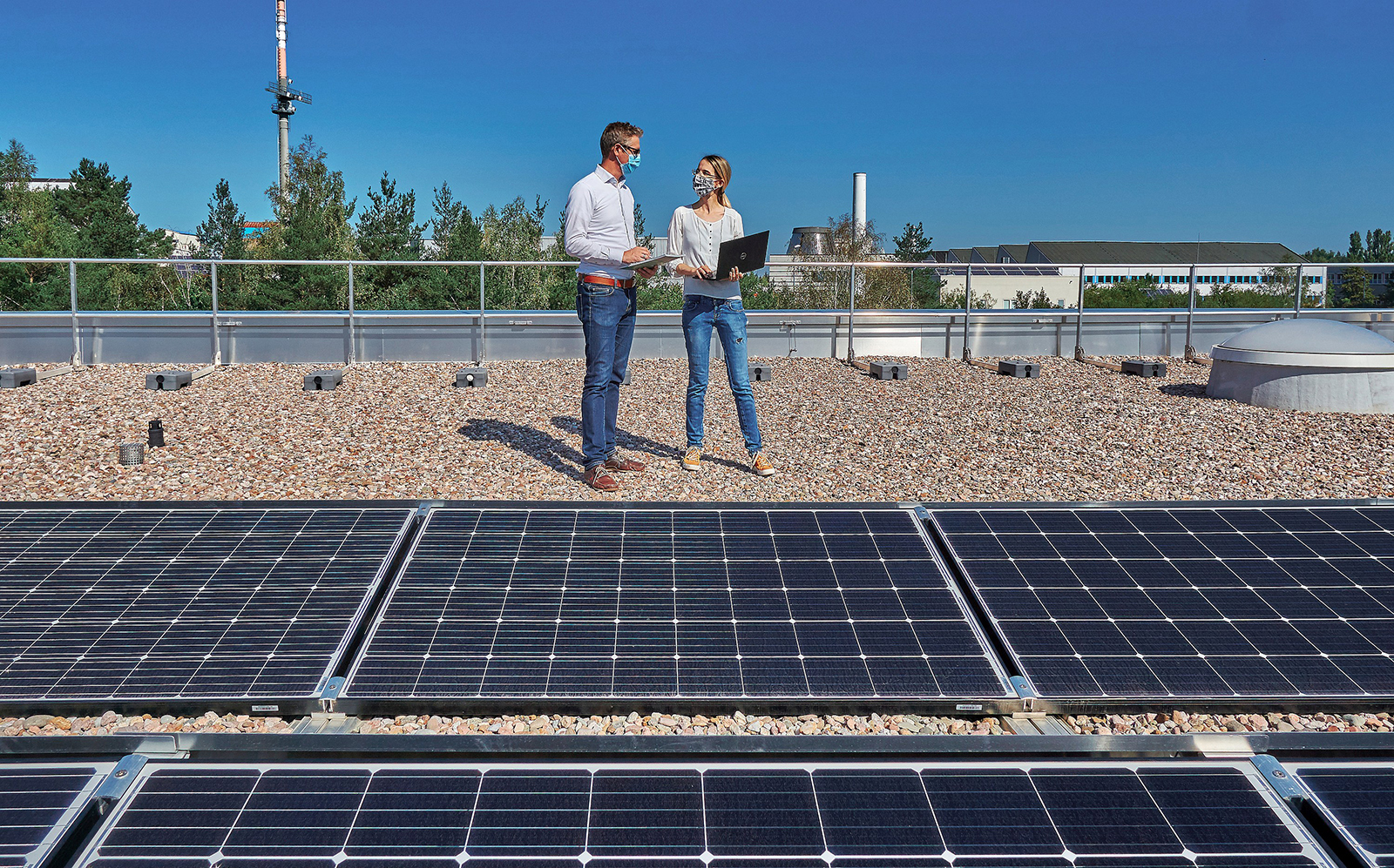 AI expert Dr. Stefan Klaiber (left) and ZO.RRO project staff member Juliane Sauerbrey (right) want to advance the cause of a CO2-neutral society.      