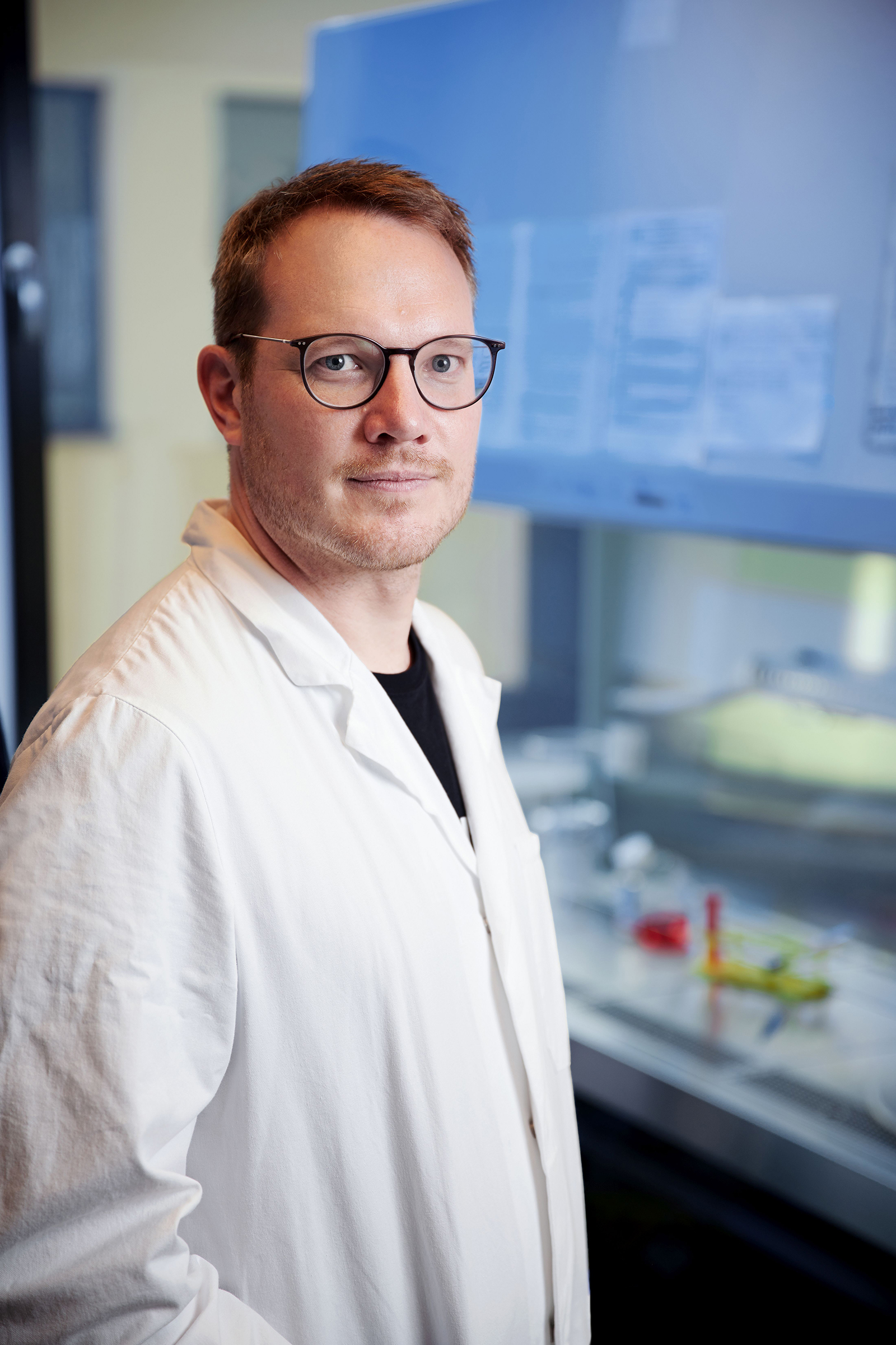 Dr. Sebastian Rakers, founder and managing director of Bluu GmbH in the laboratory.