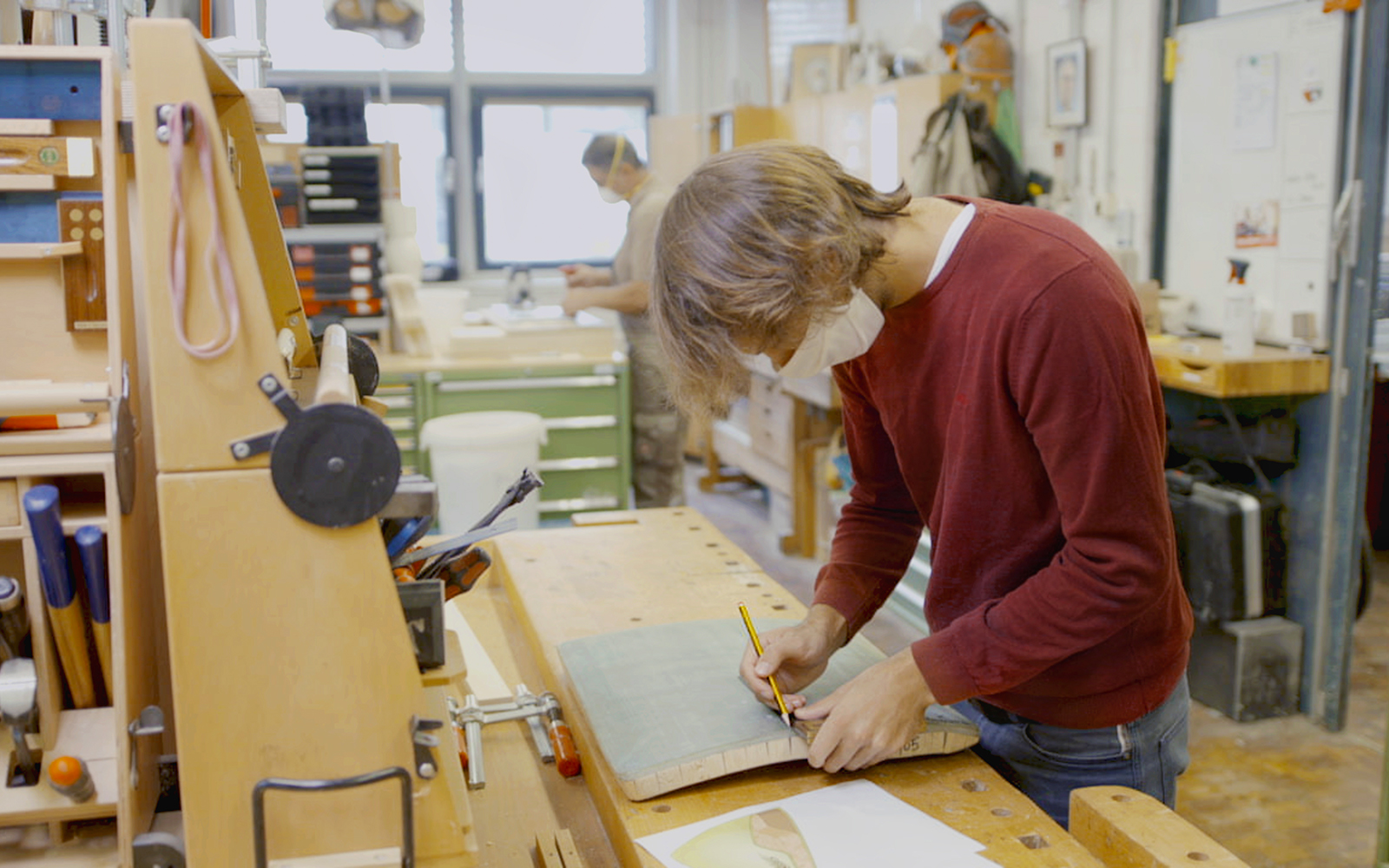 Christoph Pöhler with a piece of former wind turbine rotor blade in the Fraunhofer WKI's wood workshop.