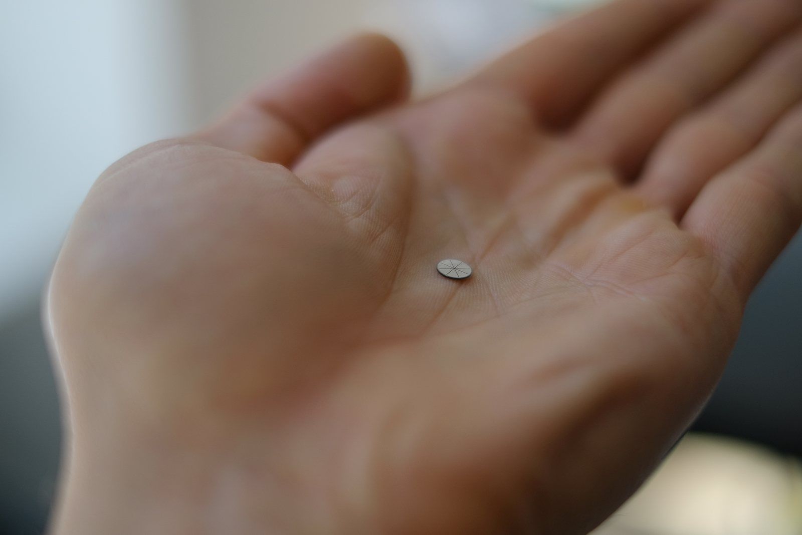 No bigger than a button: the hearing contact lens® is the heart of the Vibrosonic alpha's hearing technology.