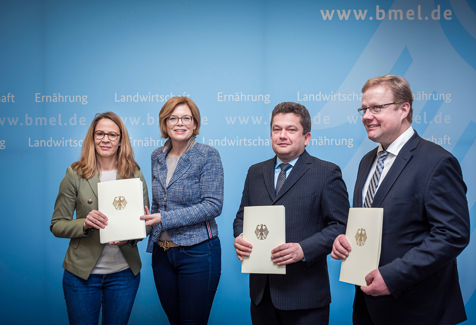 On March 9, 2020, Prof. Andreas Wenzel from Fraunhofer IOSB-AST (3rd from left) next to Minister Julia Klöckner (2nd from left) received the funding notification for the digital experimental fields in agri-culture in Berlin.