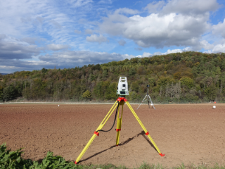 Digitization of the experi-mental field, with the measuring equipment in the foreground.