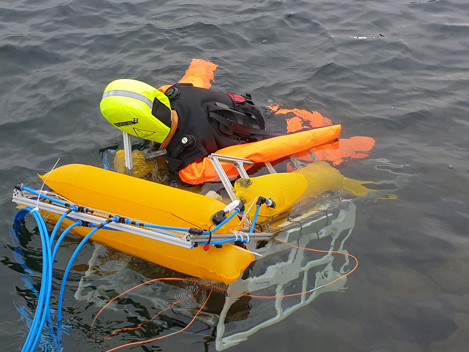 The aquatic robot transports the dummy to shore via the shortest route.