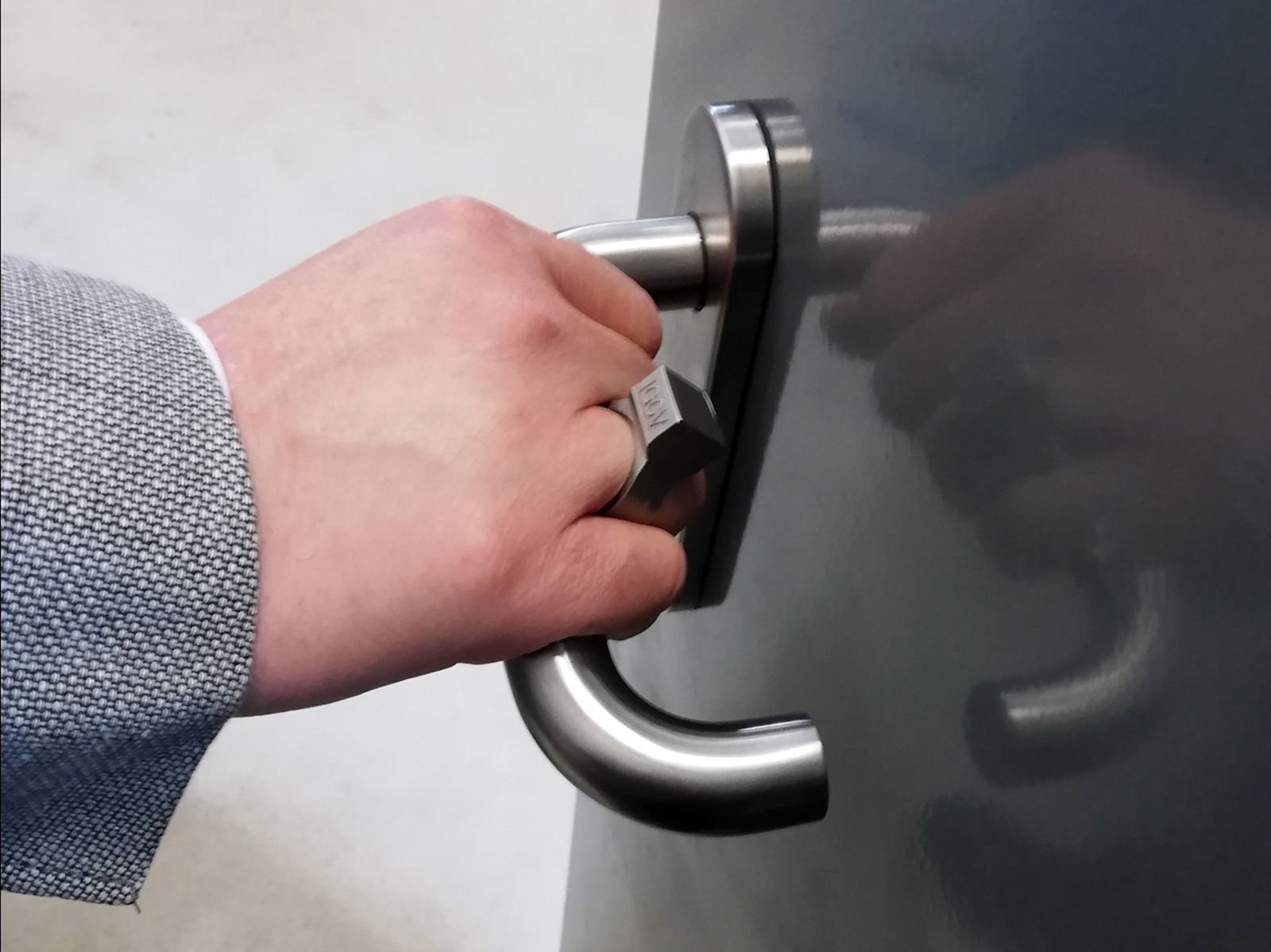 Thanks to the integrated RFID tag, the ring produced by the 3D printing process can act as a door opener. 