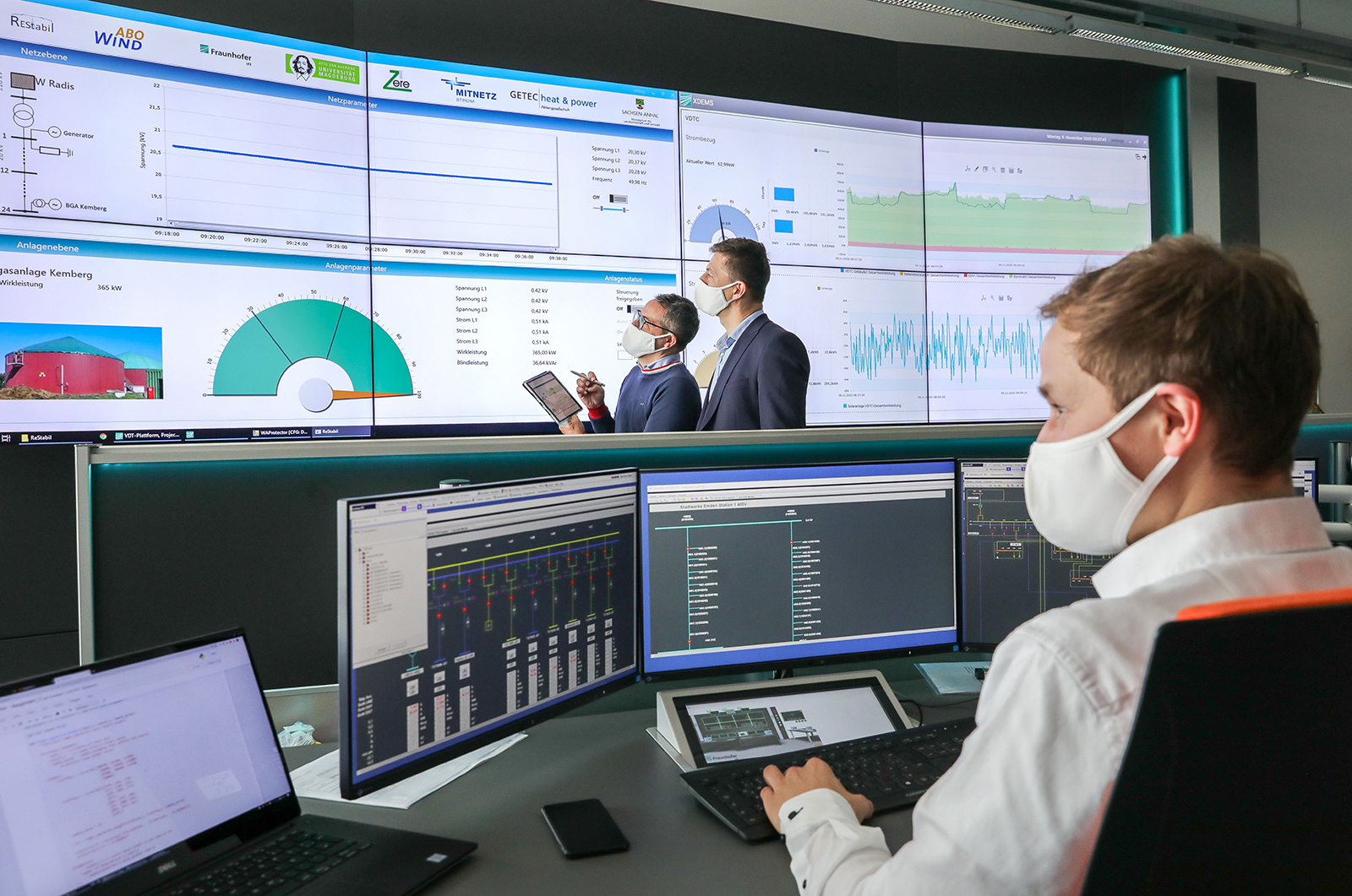 Research scientists at the Fraunhofer IFF are develop-ing new solutions for large-scale monitoring, control and protection of future smart grids. 