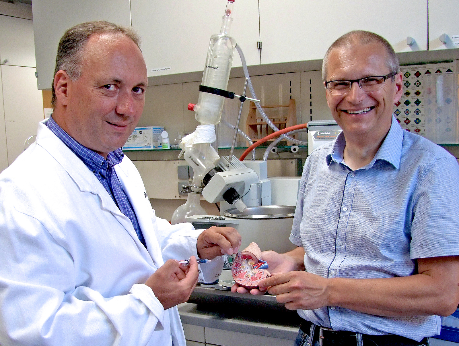 Die beiden Gründer der Purenum GmbH im Labor: Prof. Dr. Ingo Grunwald (links) und Manfred Peschka (rechts).