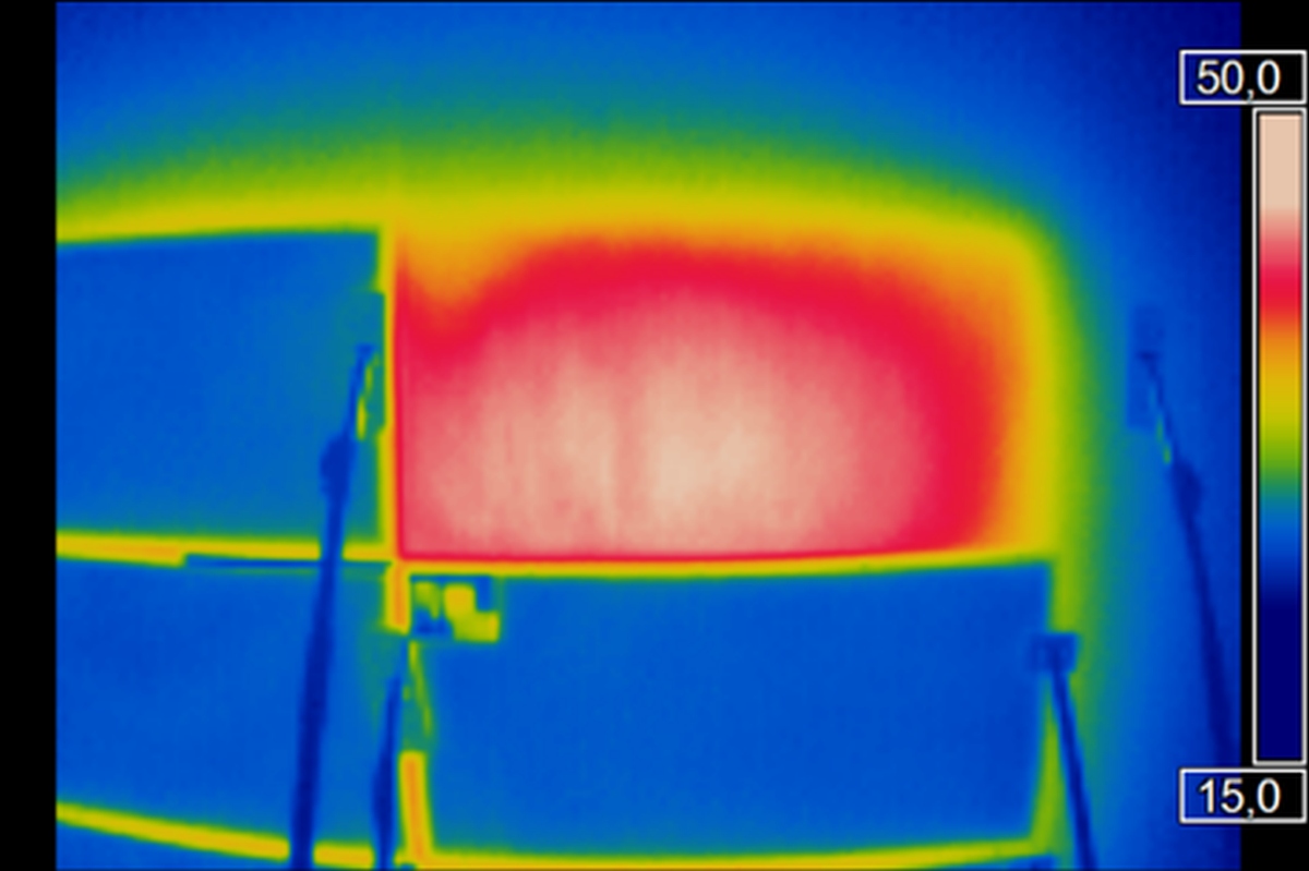 The thermal imaging camera shows the following: In the top right section, immediately after removing the FastDry® module, the heat is dissipating from the wall. The other segments with FastDry® applied are holding the heat in the wall and therefore require significantly less power.