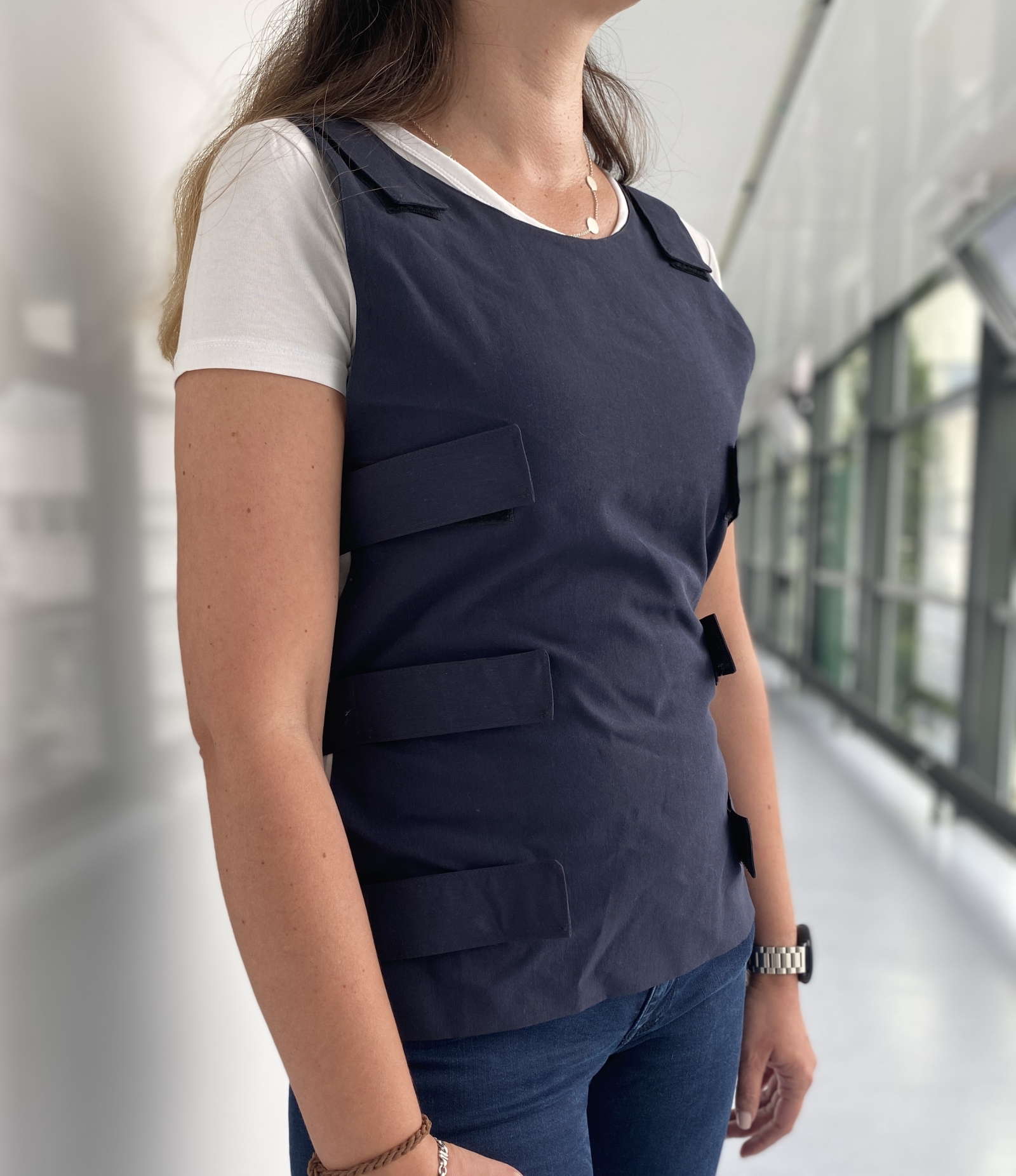 Acoustic sensors are integrated into the front and back of the textile vest to listen to the thorax.