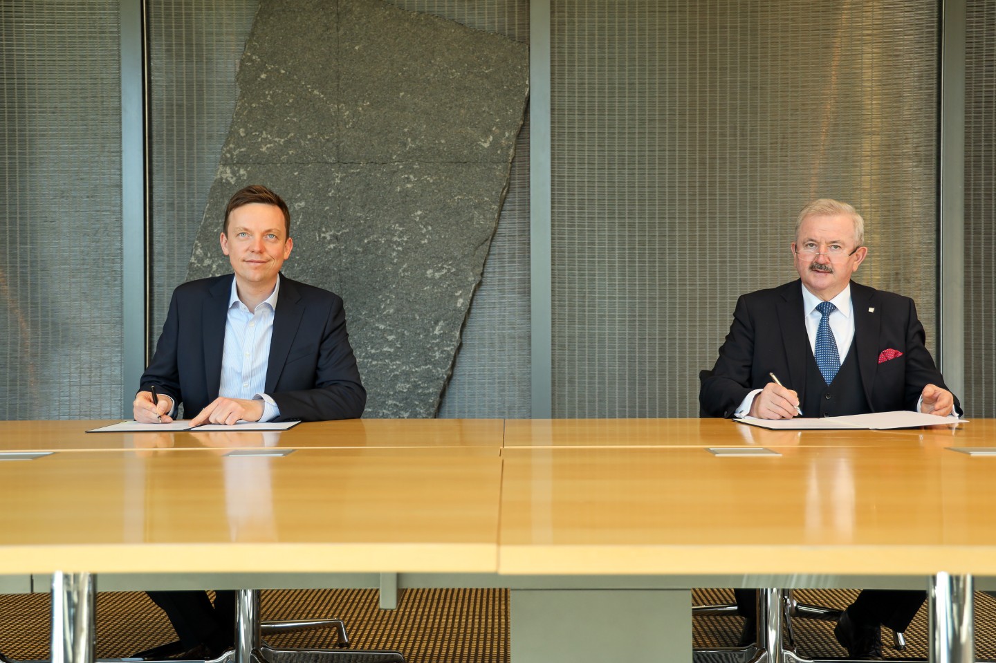 Saarland’s Minister President Tobias Hans and the President of the Fraunhofer-Gesellschaft, Prof. Reimund Neugebauer, signed an agreement today to establish the Fraunhofer Center for Sensor Intelligence.
