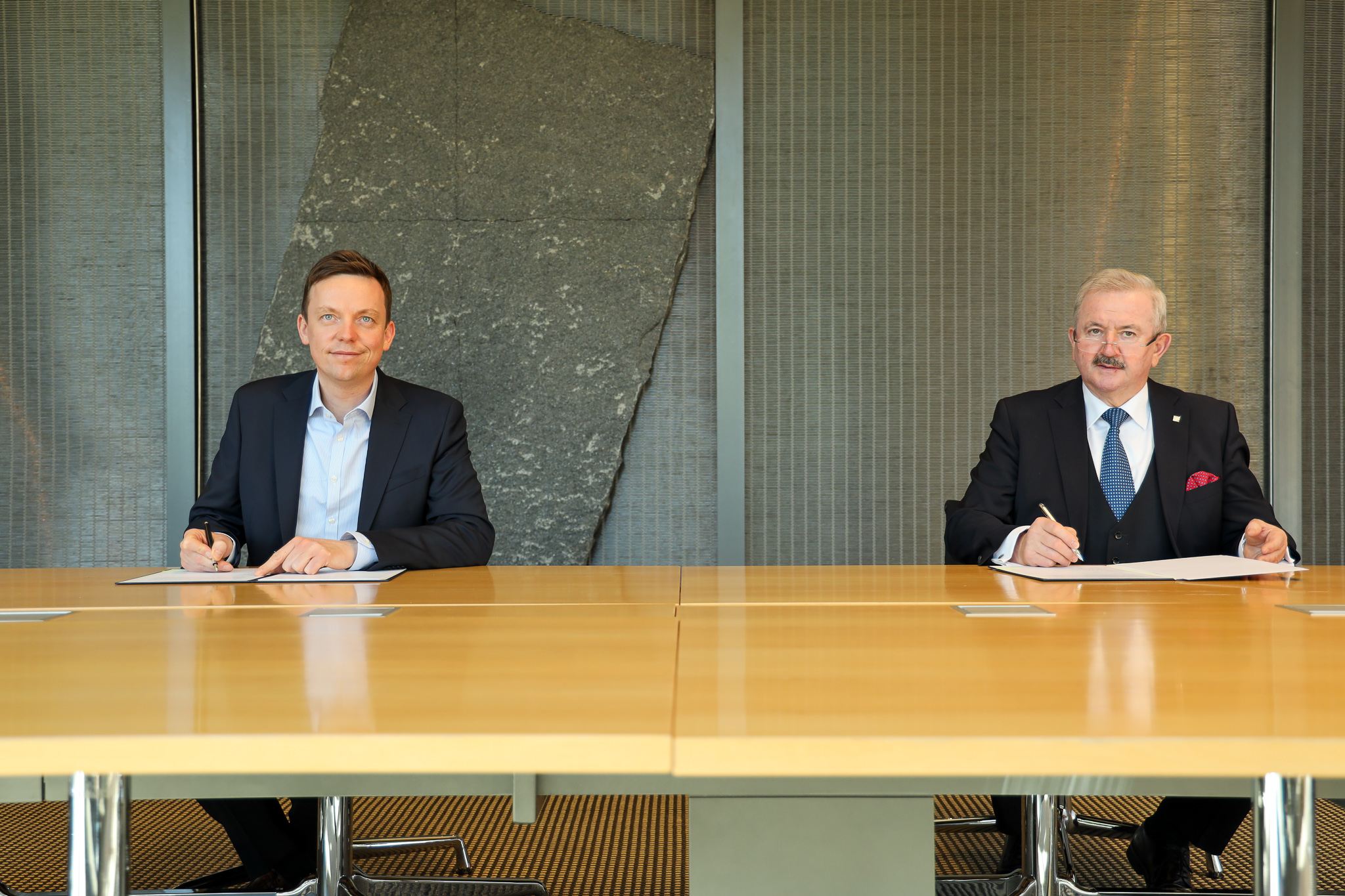Saarland’s Minister President Tobias Hans and the President of the Fraunhofer-Gesellschaft, Prof. Reimund Neugebauer, signed an agreement today to establish the Fraunhofer Center for Sensor Intelligence.