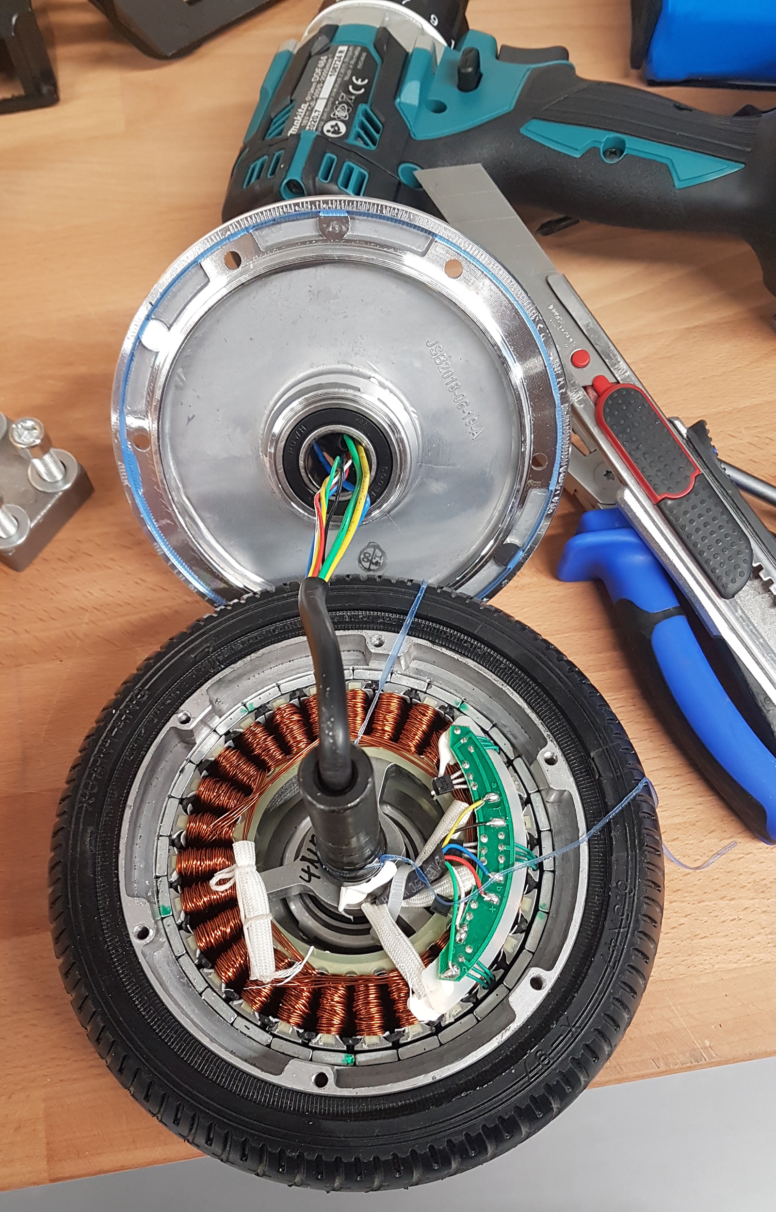 Im E-Scooter befindet sich der Elektromotor im Reifen: Die Magnete sind die silbernen Quader außen an den Kupferwicklungen.