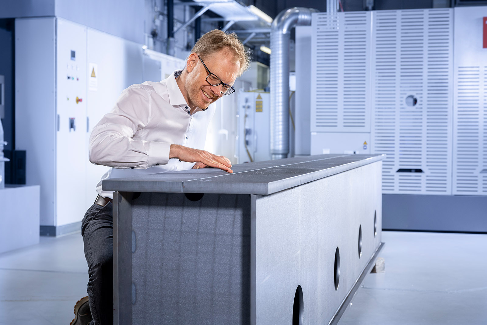 Dr. Dirk Dittrich vom Fraunhofer IWS hat mit einem Team aus Forschung und Industrie ein leistungsfähiges Laserschweißverfahren entwickelt. Anhand eines lasergeschweißten Hallenkransegments zeigte das Team, dass das Verfahren im Stahlbau in erheblichem Maß Ressourcen einsparen kann.