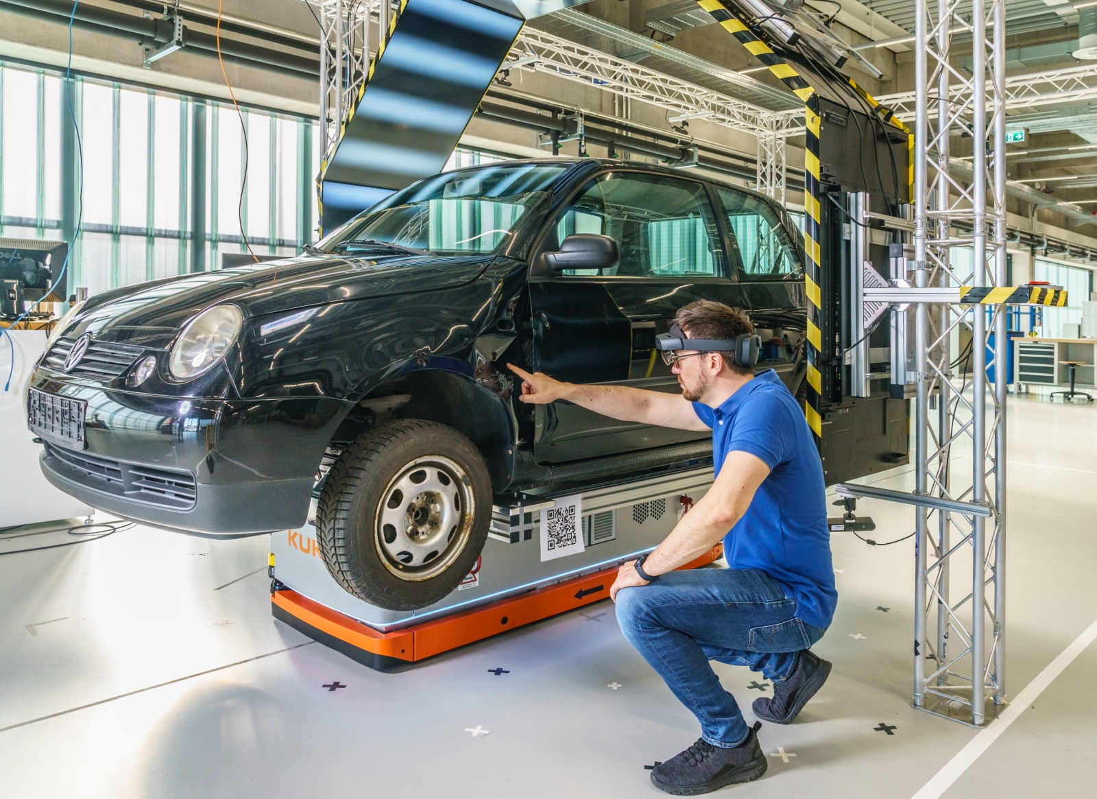 Manual inspection is also integrated into the AutoInspect workflow. Information, inspection tasks and virtual control elements are superimposed on the AR goggles and the user’s hand and finger movements are detected. The worker can flag defects on the component itself using a pointing gesture.