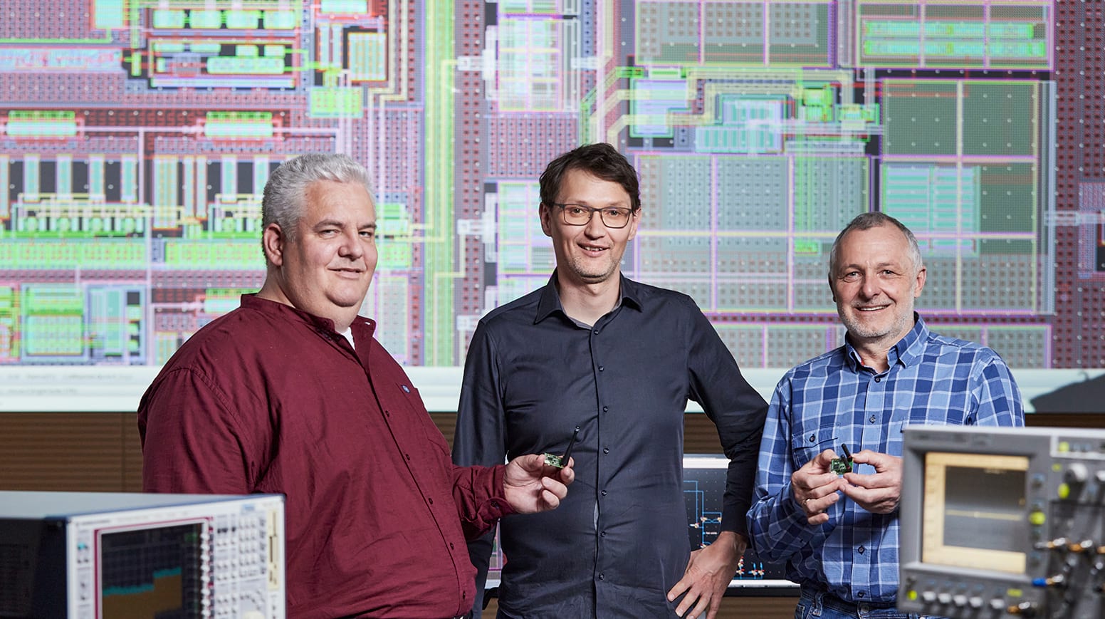 Die Gewinner des Joseph-von-Fraunhofer-Preises 2022 für den energiesparenden RFicient®-Chip: Dr. Heinrich Milosiu, Dr. Markus Eppel und Dr. Frank Oehler (v.l.n.r).
