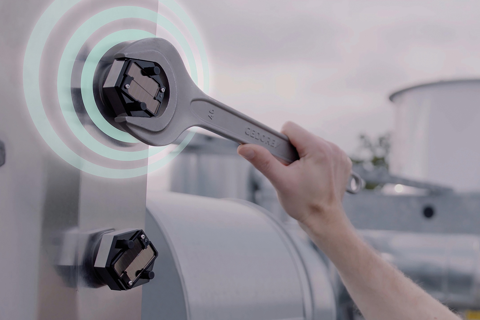 The Smart Screw Connection is a fully integrated, self-powered IoT device for determining the preload force. The data are transmitted wirelessly.