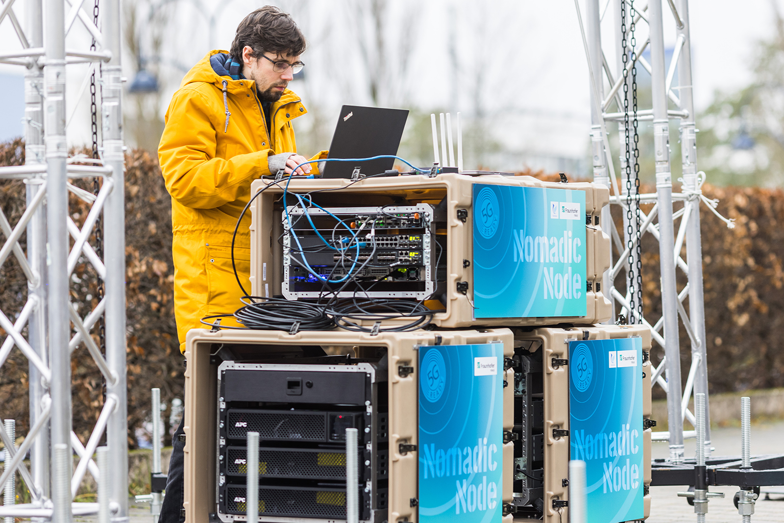 Die komplette Hard- und Software des  5G+ Nomadic Node passt in wenige mobile Server-Koffer.