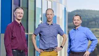 Die Gewinner des Joseph-von-Fraunhofer-Preises 2022 für 3D-basierte Lagekontrolle in der Strahlentherapie: Dr. Peter Kühmstedt, Dr.-Ing. Christoph Munkelt und Matthias Heinze (v.l.n.r)