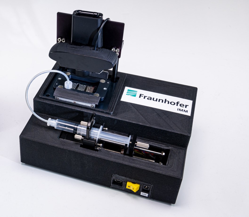 Vom Fraunhofer IMM entwickeltes PCR-Vor-Ort-Schnelltestsystem mit mikrofluidischer Analysekartusche zum schnellen Nachweis von Infektionserkrankungen.