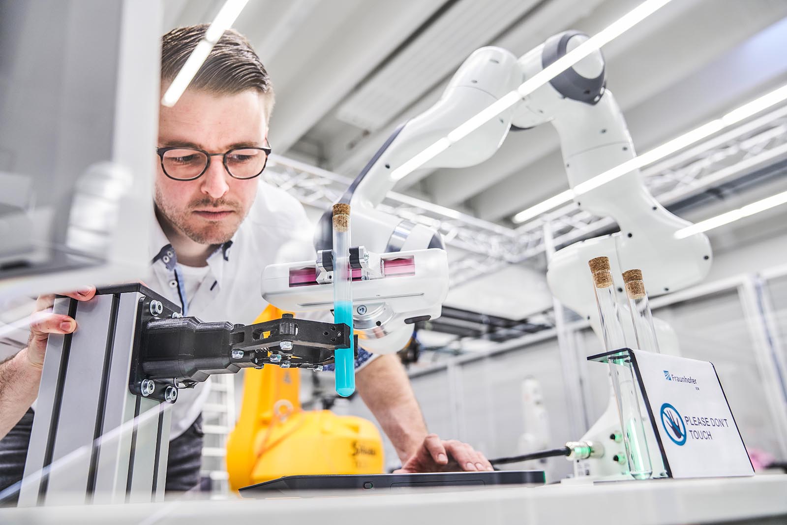 Das Fraunhofer IEM forscht an intelligenten Greifsystemen. Auf der Hannover Messe 2023 stellt es einen innovativen Roboter-Greifer vor, der ganz ohne aufwendige Pneumatik auskommt.