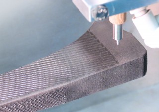 Druckbarer Kleber für Gewebe und Knochen Der dopaminbasierte Gewebekleber wird von einem Drucker auf einen dreidimensionalen Titaniumshaft eines Hüftgelenks aufgebracht.