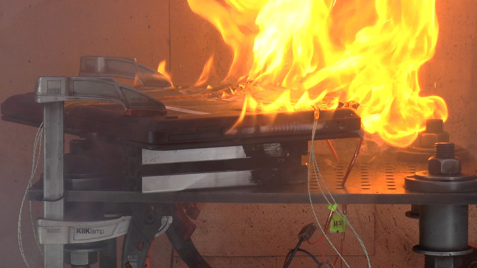 Brand eines Laptops während des thermischen Durchgehens