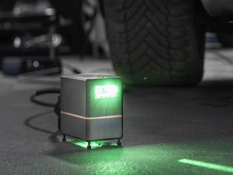 Measuring 7 x 7 x 5 cm, the projector can be integrated into any car sill and cover a projection area of 100 x 30 cm.