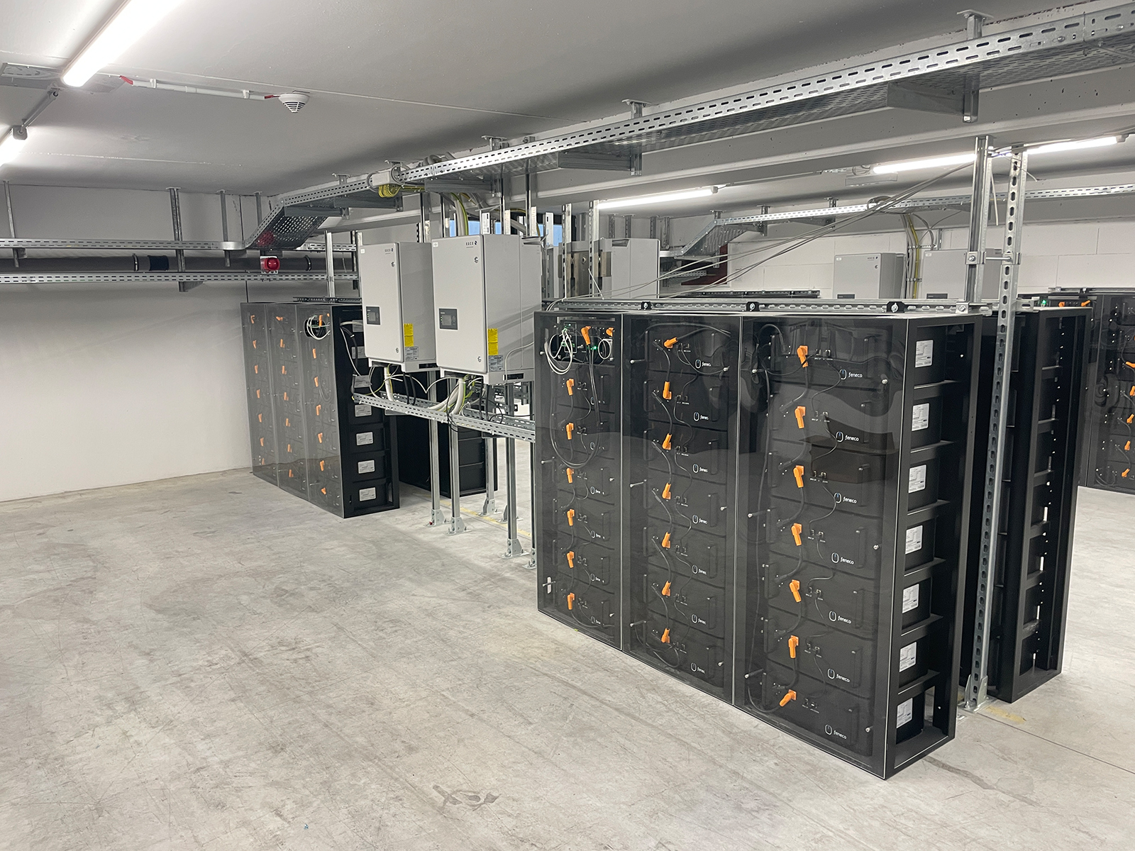 Die modularen Batteriespeicher im Projekt Haid-Power werden durch Photovoltaik aufgeladen und ins Energiemanagement-System eingebunden. Das System ist in der Lage, auftretende Lastspitzen durch Drosselung der Ladeleistung zu begrenzen.