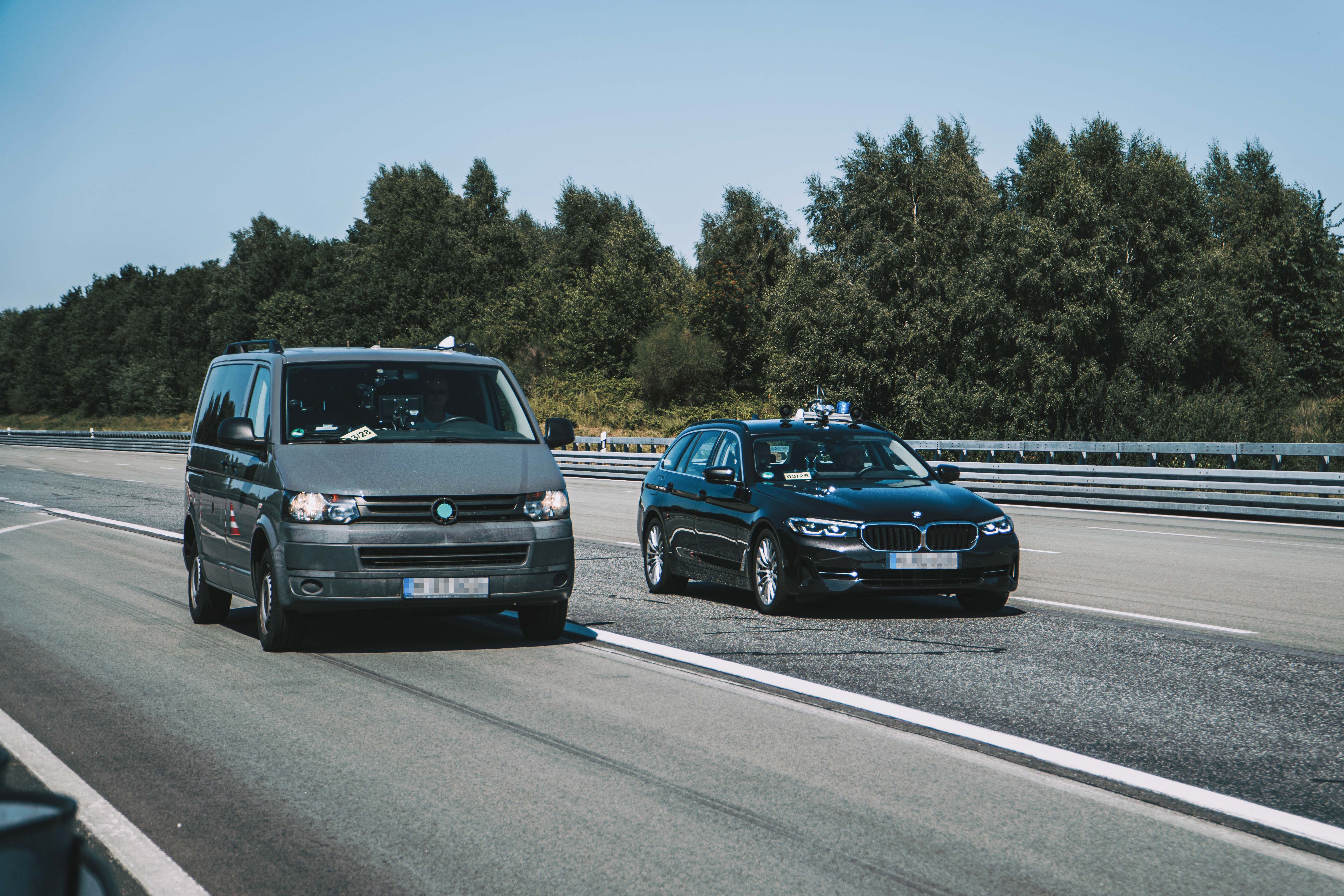 Hören wir Menschen zuverlässig, aus welcher Richtung sich ein Einsatzfahrzeug nähert? The Hearing Car des Fraunhofer IDMT erkennt mit Hilfe der akustischen Außenwahrnehmung am Fahrzeug die Richtung, aus der die Sirene kommt.