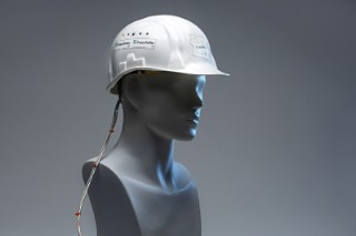Der Piezo-Elektret-Wandler ist unauffällig im inneren Befestigungsriemen des Helms eingearbeitet. Das Foto zeigt einen Demonstrator der Technik.