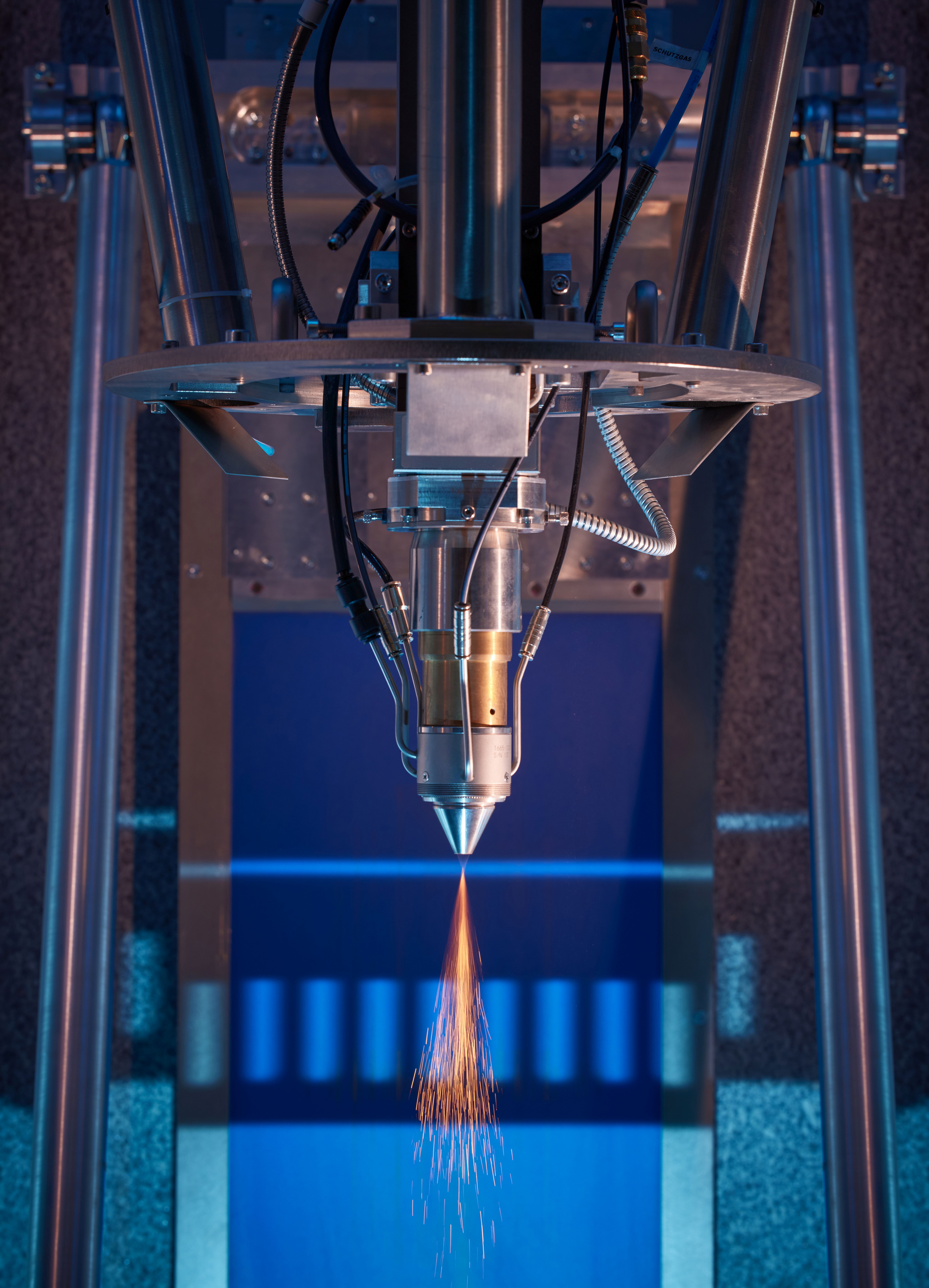 Forschende des Fraunhofer ILT fertigen Raumfahrtkomponenten additiv mit LMD. Eine flexible und schnelle Alternative zur herkömmlichen Herstellung mit Umformen, Schweißen und mechanischer Bearbeitung.