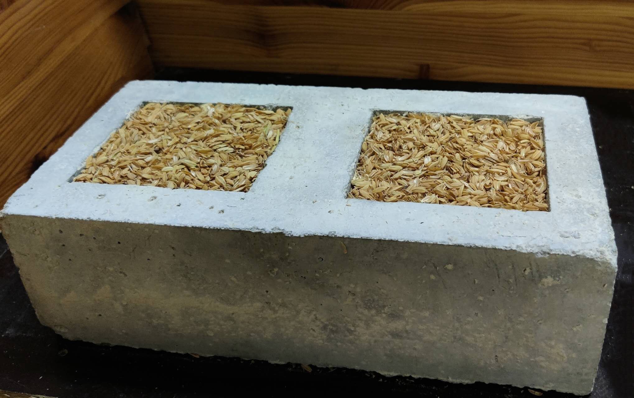 Concrete component made of recycled aggregates and rice husk ash with rice straw insulation
