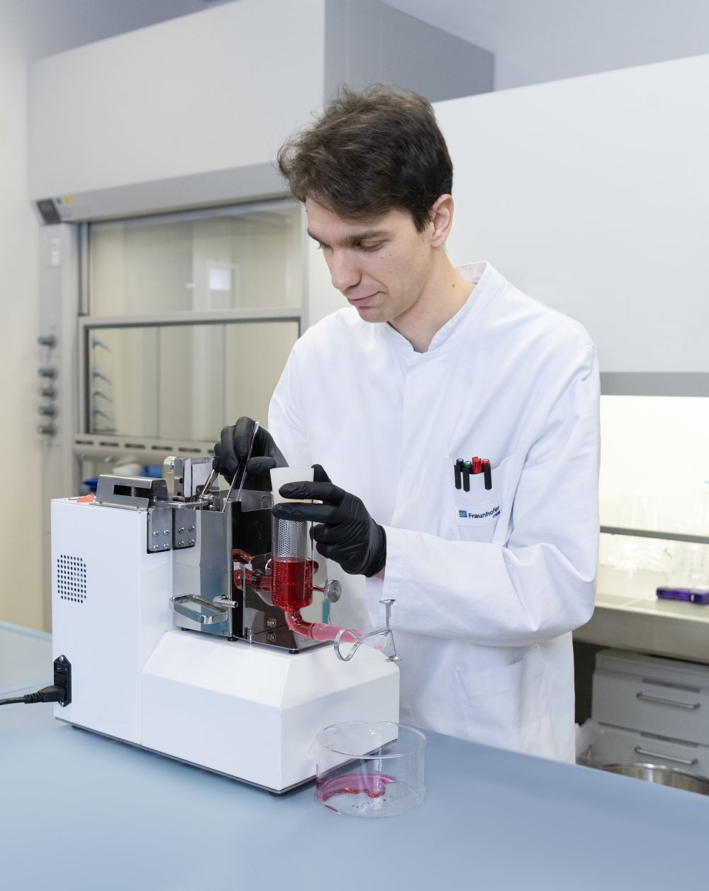 Scientist Dr. Philippe Vollmer Barbosa is initially testing whether the new RNAi active ingredients work at all in vitro using human lung tissue sections. This will be followed by further tests using in vitro lung test sys-tems to determine the effect of inhalation.