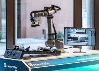 Die KI-gestützte Bildauswertung ist direkt im Kameramodul des Roboterarms integriert. Wenn die Analysesoftware Mängel entdeckt, benachrichtigt das System die Mitarbeitenden, die den Fehler beheben können.