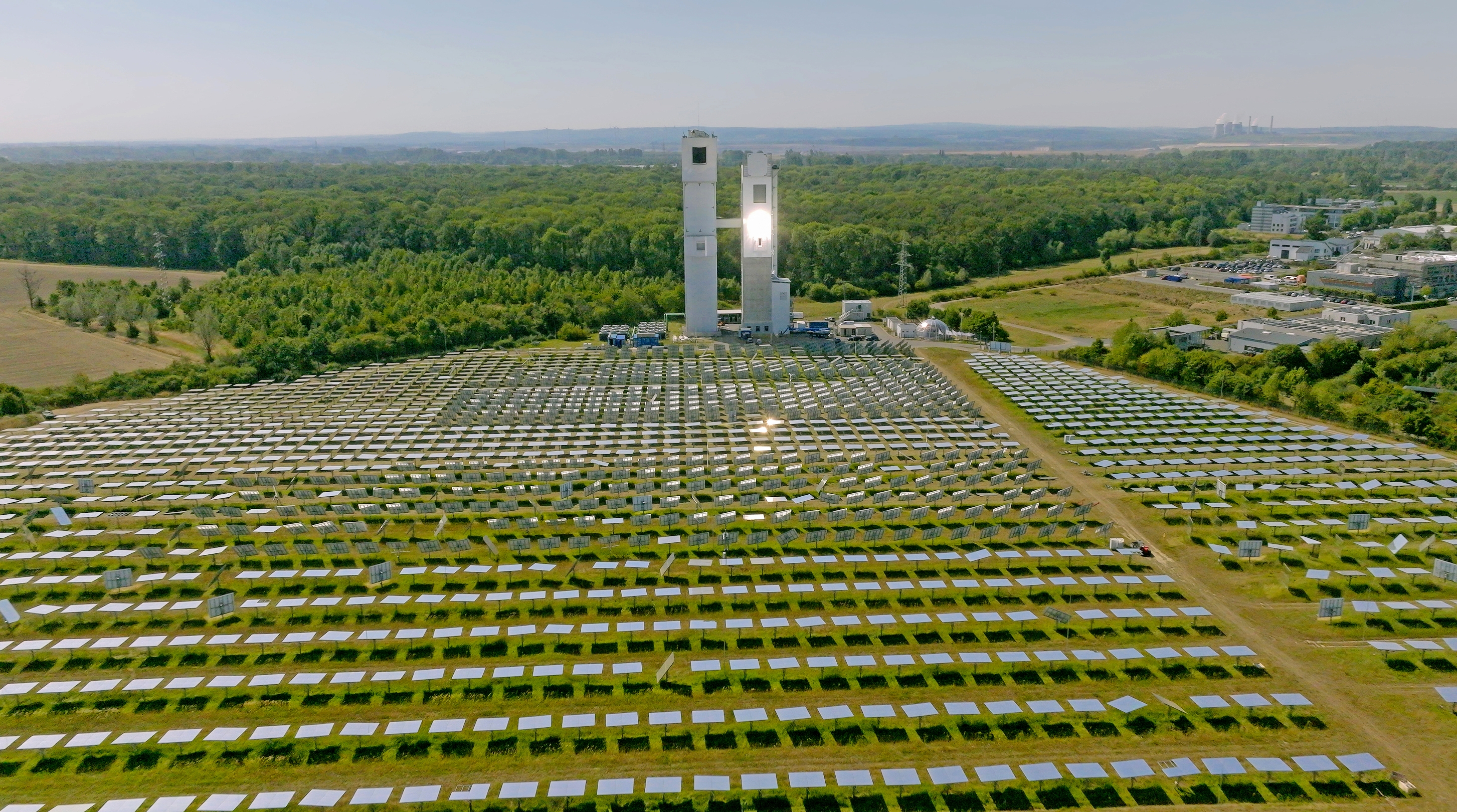 Luftaufnahme des Solarturms und des Spiegelfeldes des DLR, Jülich. Das Spiegelfeld bündelt die Sonnenstrahlung auf den Solarturm und heizt den Solarreceiver auf.