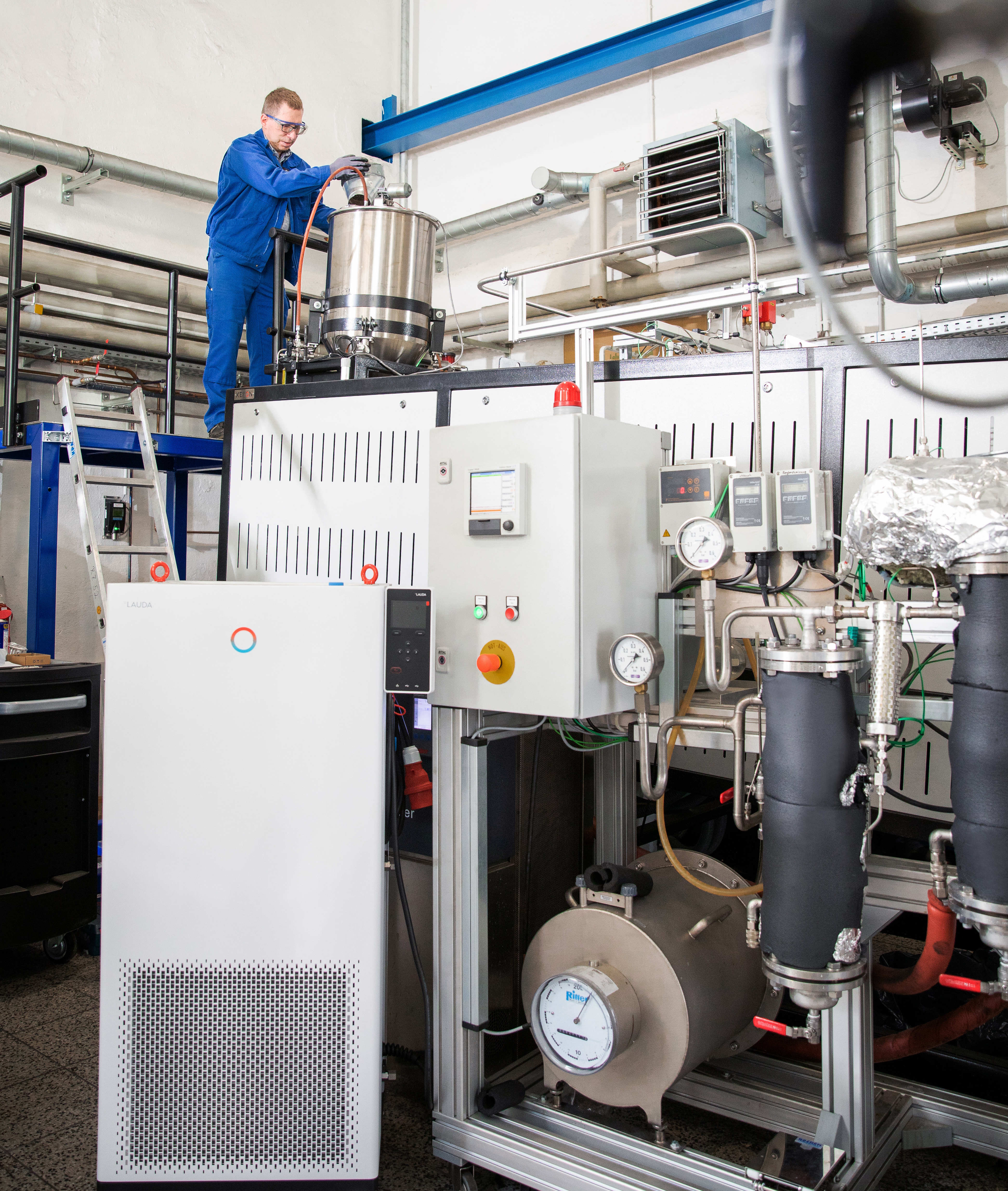 Pyrolyse-Drehrohrofen im Technikumsmaßstab mit eigens entwickelter Kondensationsanlage im Vordergrund