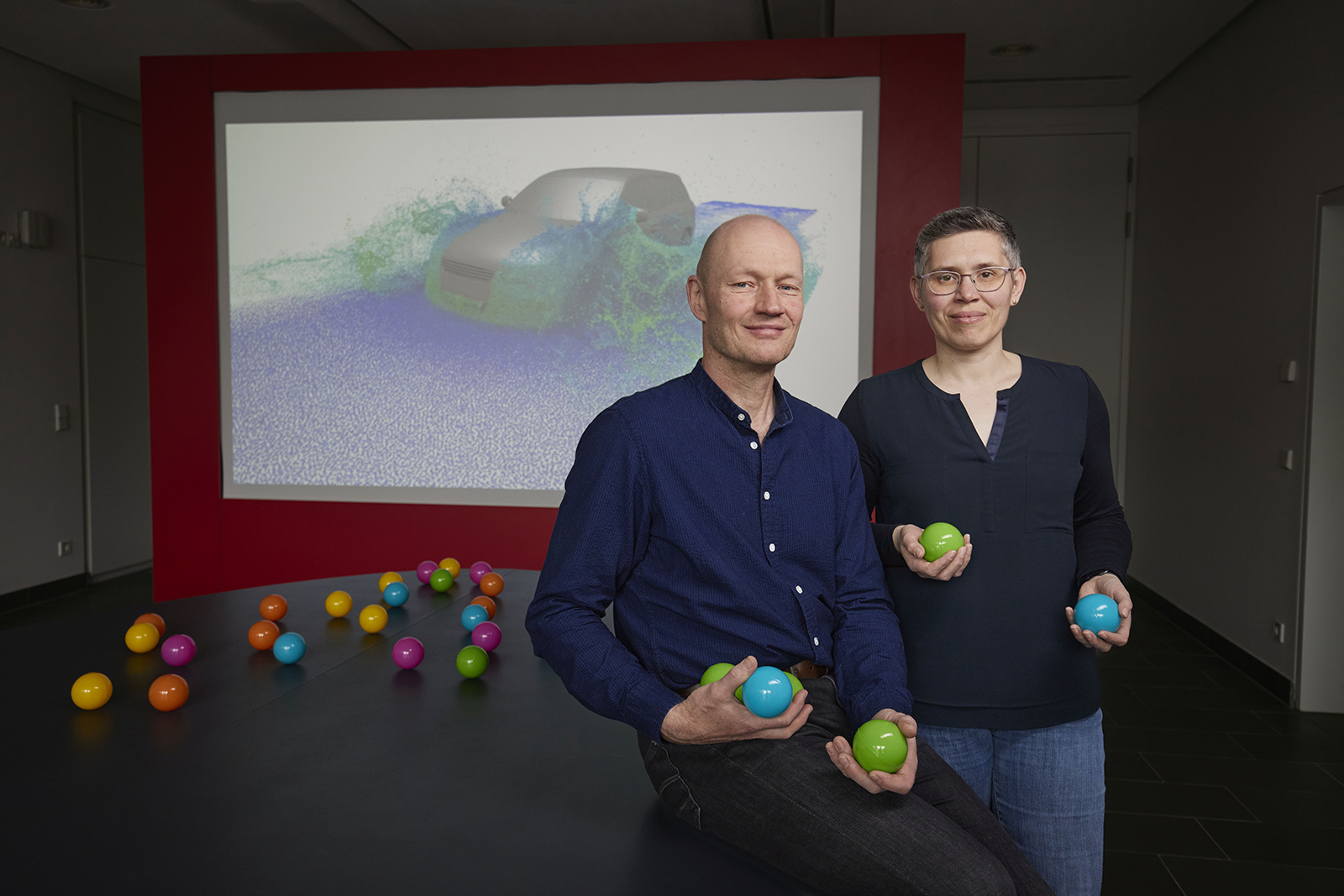 Ob im Automotive-Bereich oder in der Produktion: Simulationen und Digitale Zwillinge sind für viele Unternehmen unverzichtbar. Weil hochdynamische Prozesse mit herkömmlicher Software oft nicht zufriedenstellend abgebildet werden können, haben Forschende am Fraunhofer-Institut für Techno- und Wirtschaftsmathematik ITWM mit dem Tool MESHFREE eine Lösung entwickelt, die ohne starres Rechengitter arbeitet und in der Lage ist, komplexe Abläufe mit großer Zeitersparnis und damit kostengünstig zu simulieren. Dafür werden sie mit dem Joseph-von-Fraunhofer-Preis 2024 ausgezeichnet.